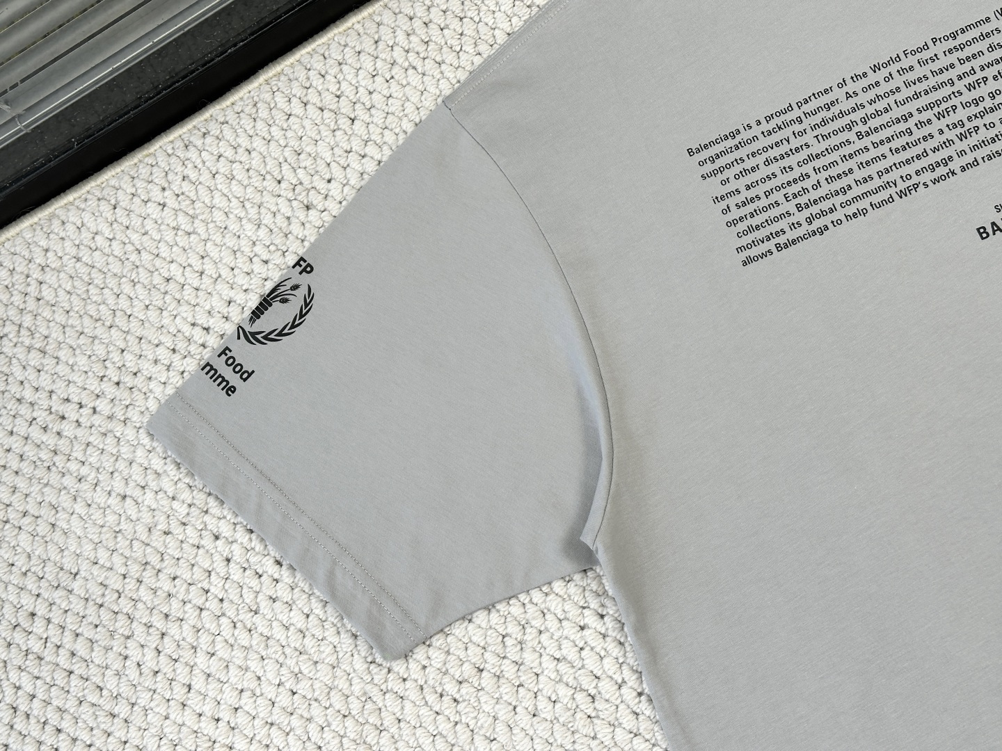 巴黎世家/产品简介巴黎 / WFP中版型T恤面料：24支双面平纹针织面料 / 250G罗纹：采用24支1