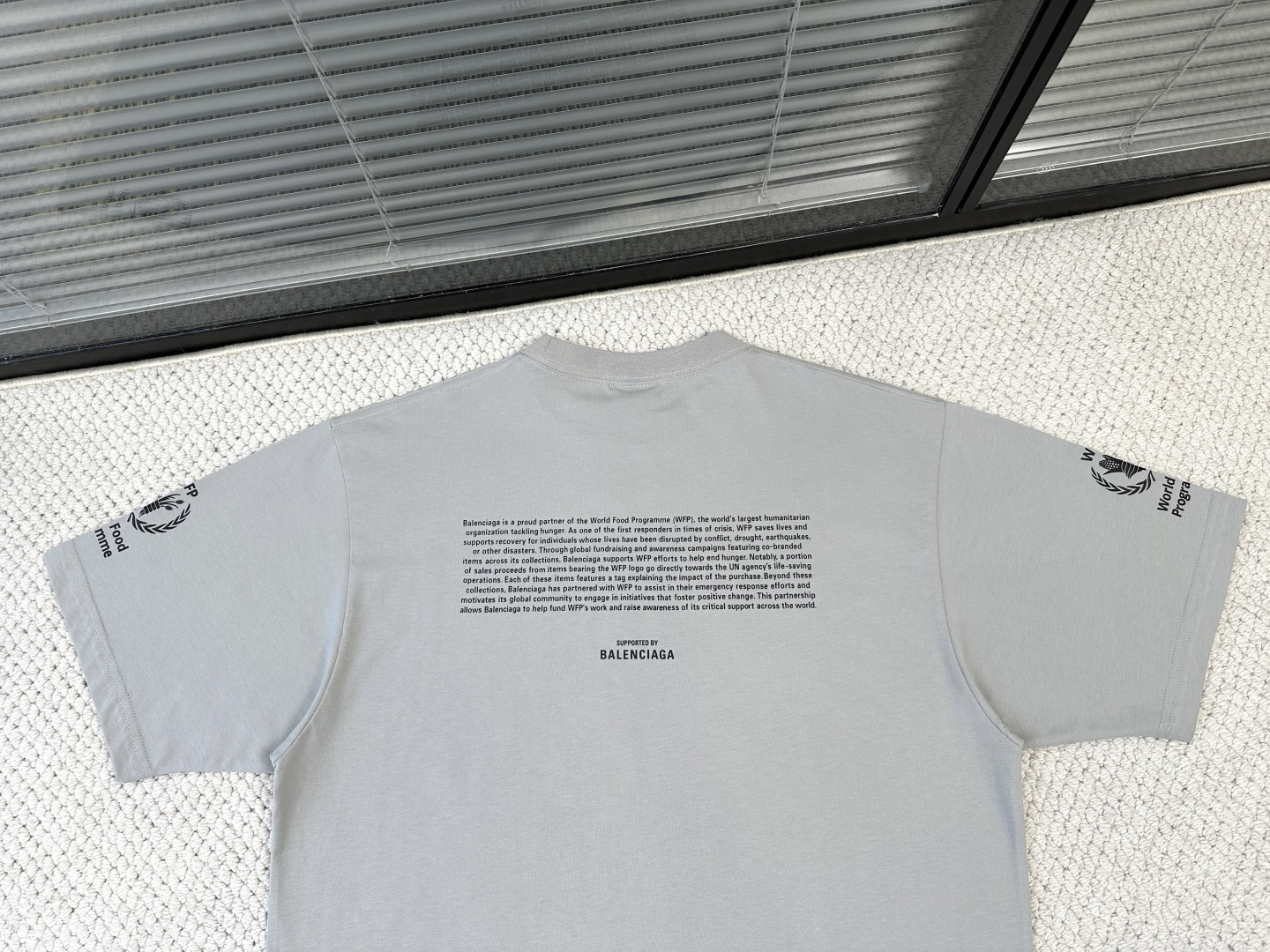 巴黎世家/产品简介巴黎 / WFP中版型T恤面料：24支双面平纹针织面料 / 250G罗纹：采用24支1