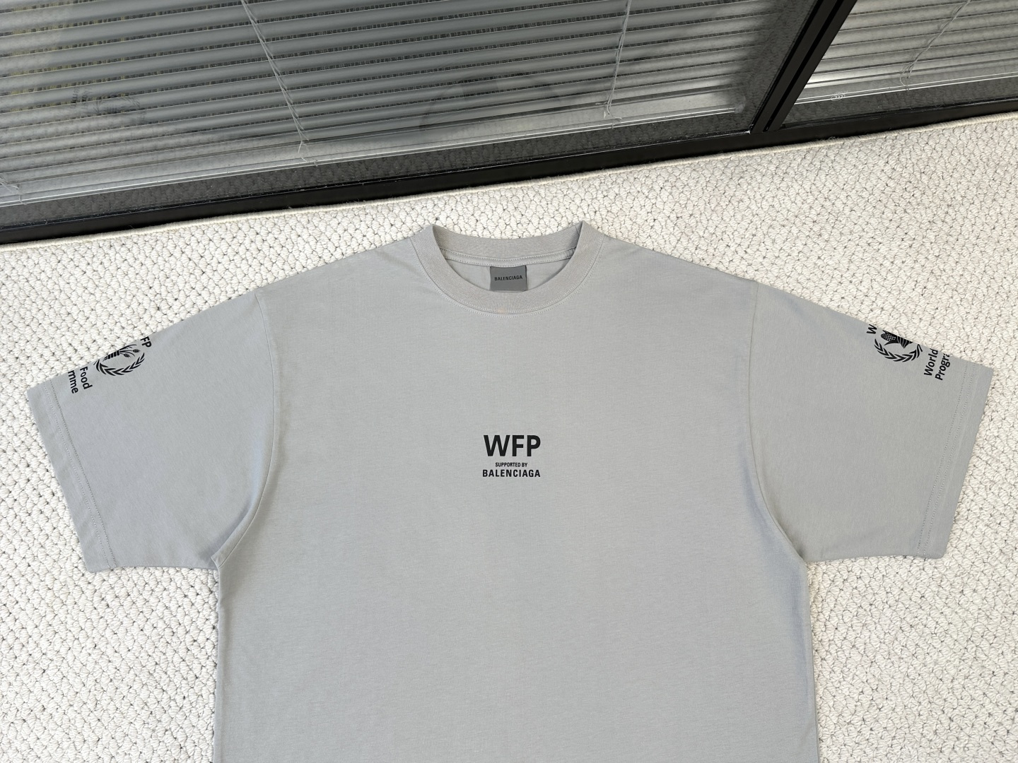 巴黎世家/产品简介巴黎 / WFP中版型T恤面料：24支双面平纹针织面料 / 250G罗纹：采用24支1