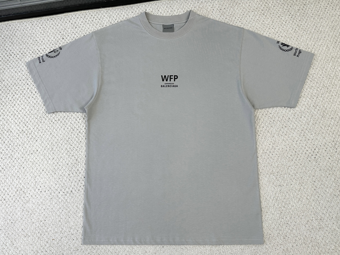 巴黎世家/产品简介巴黎 / WFP中版型T恤面料：24支双面平纹针织面料 / 250G罗纹：采用24支1
