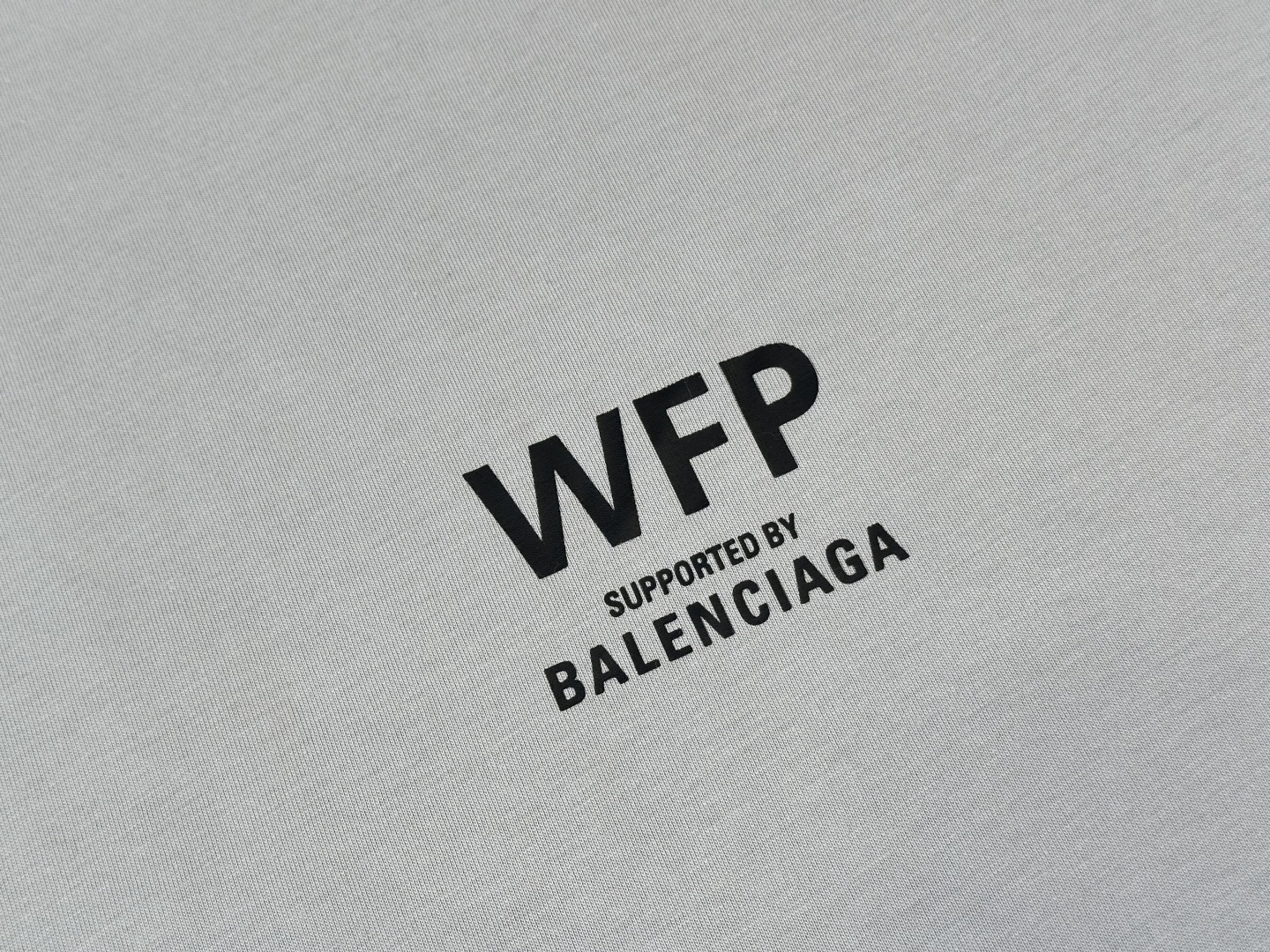 巴黎世家/产品简介巴黎 / WFP中版型T恤面料：24支双面平纹针织面料 / 250G罗纹：采用24支1