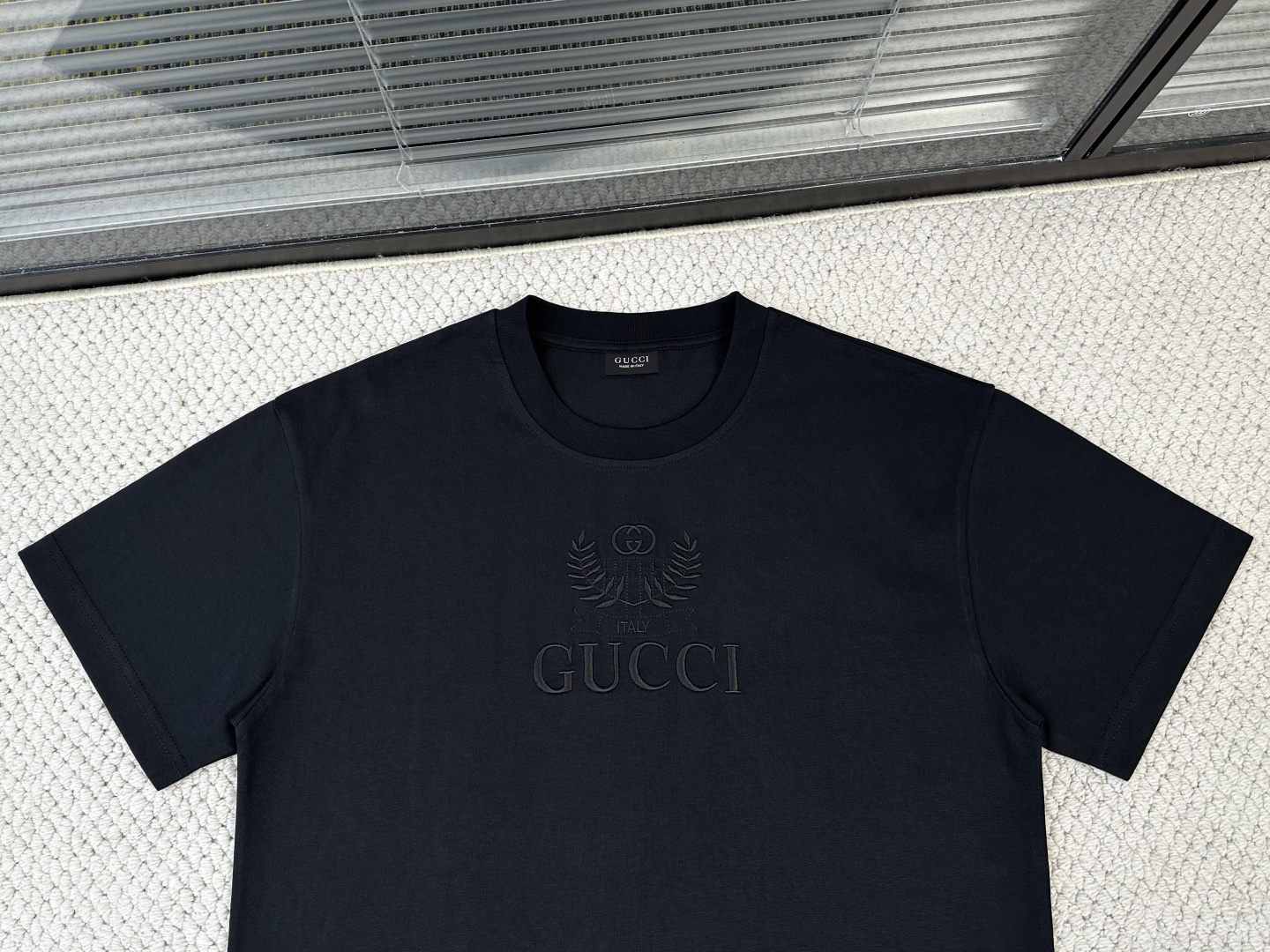 Gucci古奇产品简介GC / 饰刺绣针织棉T恤面料：15支特纺紧密棉 / 230G罗纹：32支1×1罗