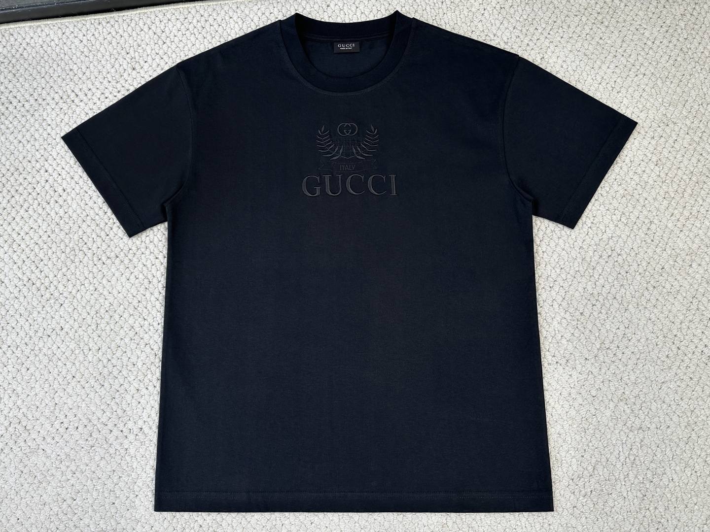 Gucci古奇产品简介GC / 饰刺绣针织棉T恤面料：15支特纺紧密棉 / 230G罗纹：32支1×1罗