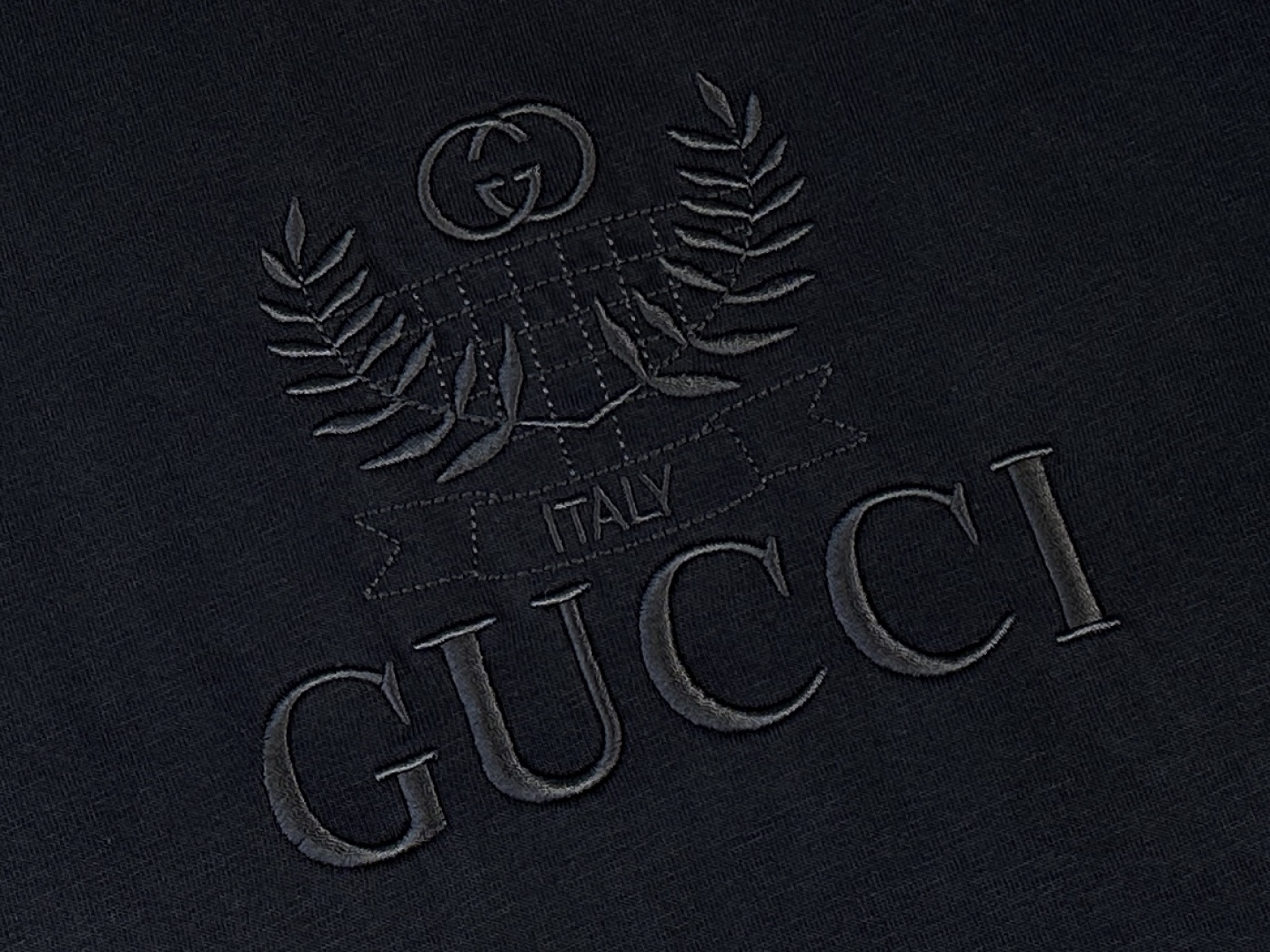Gucci古奇产品简介GC / 饰刺绣针织棉T恤面料：15支特纺紧密棉 / 230G罗纹：32支1×1罗
