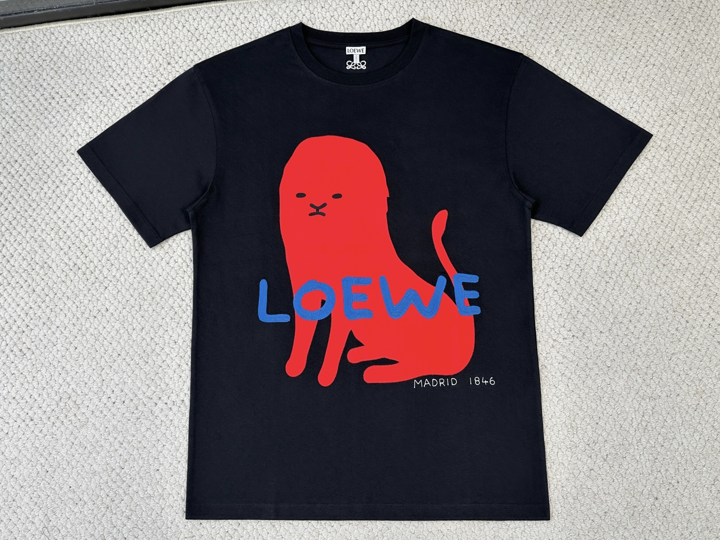 Loewe罗意威/产品简介EW / 大狮子棉质宽松版型 T恤面料：15支特纺紧密棉 / 230G罗纹：3