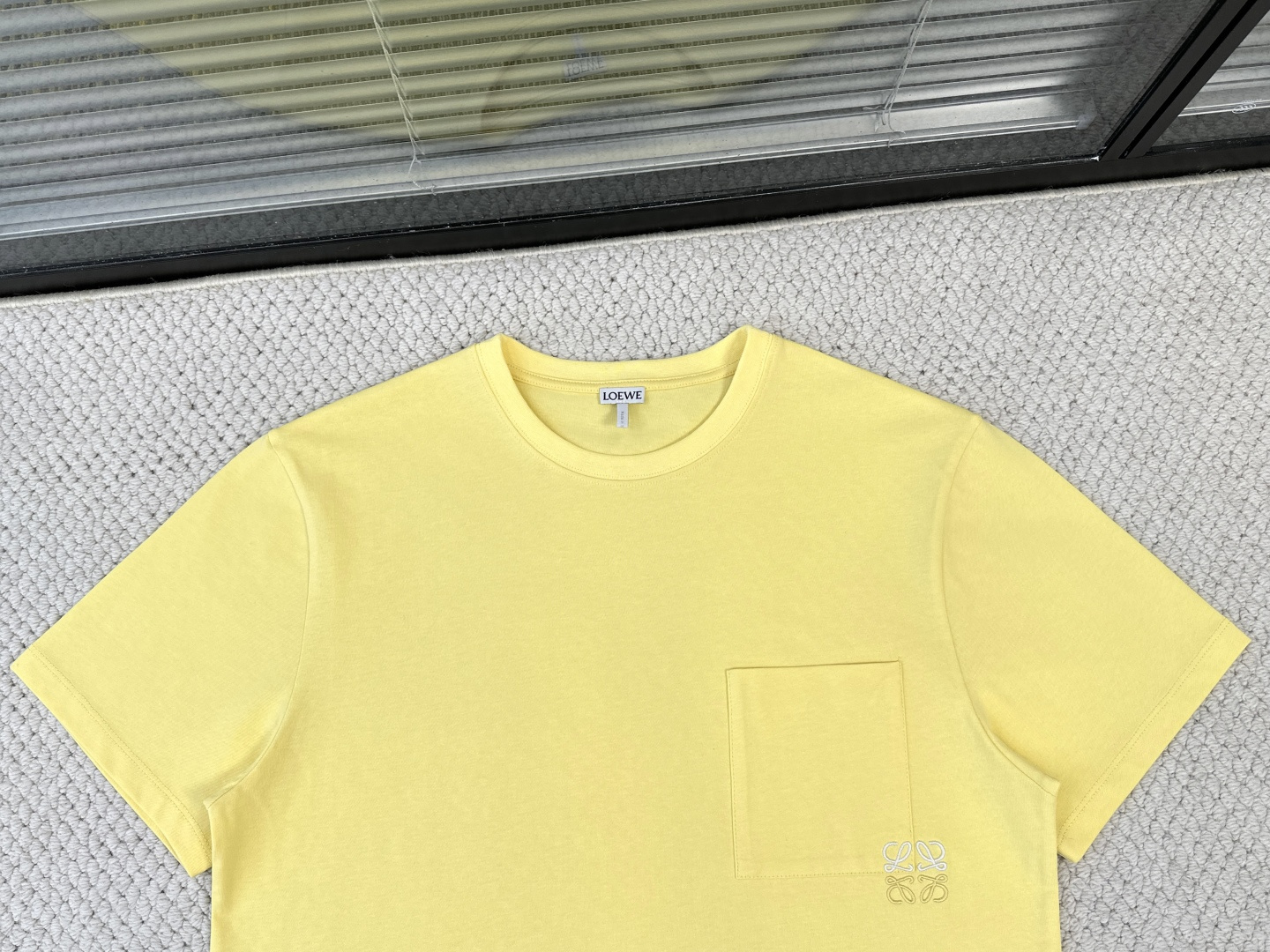 罗意威，Loewe/产品简介EW / 口袋标宽松版型T恤面料：15支特纺紧密棉 / 230G罗纹：32支