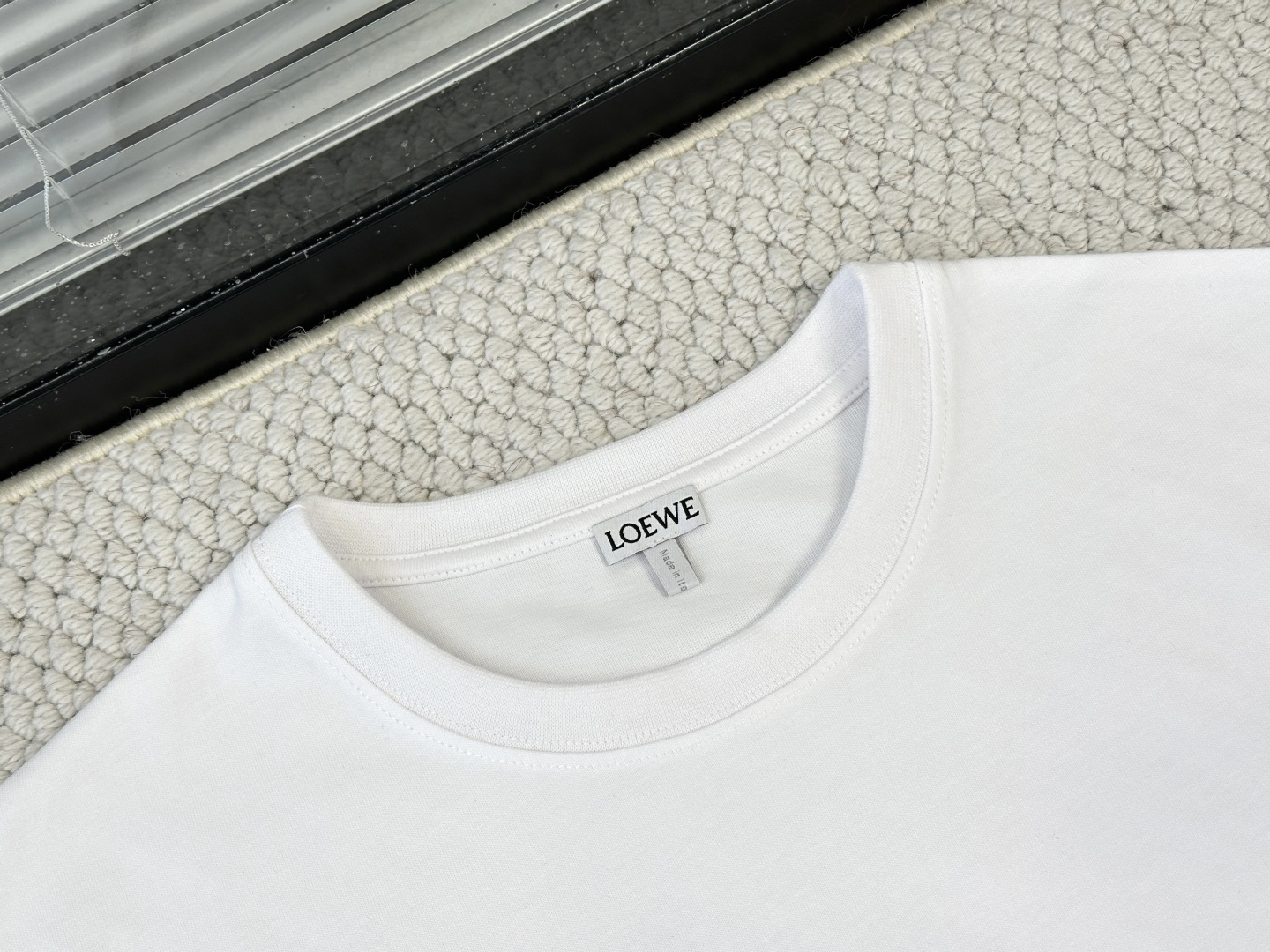 Loewe罗意威-产品简介EW / 口袋标宽松版型T恤面料：15支特纺紧密棉 / 230G罗纹：32支1