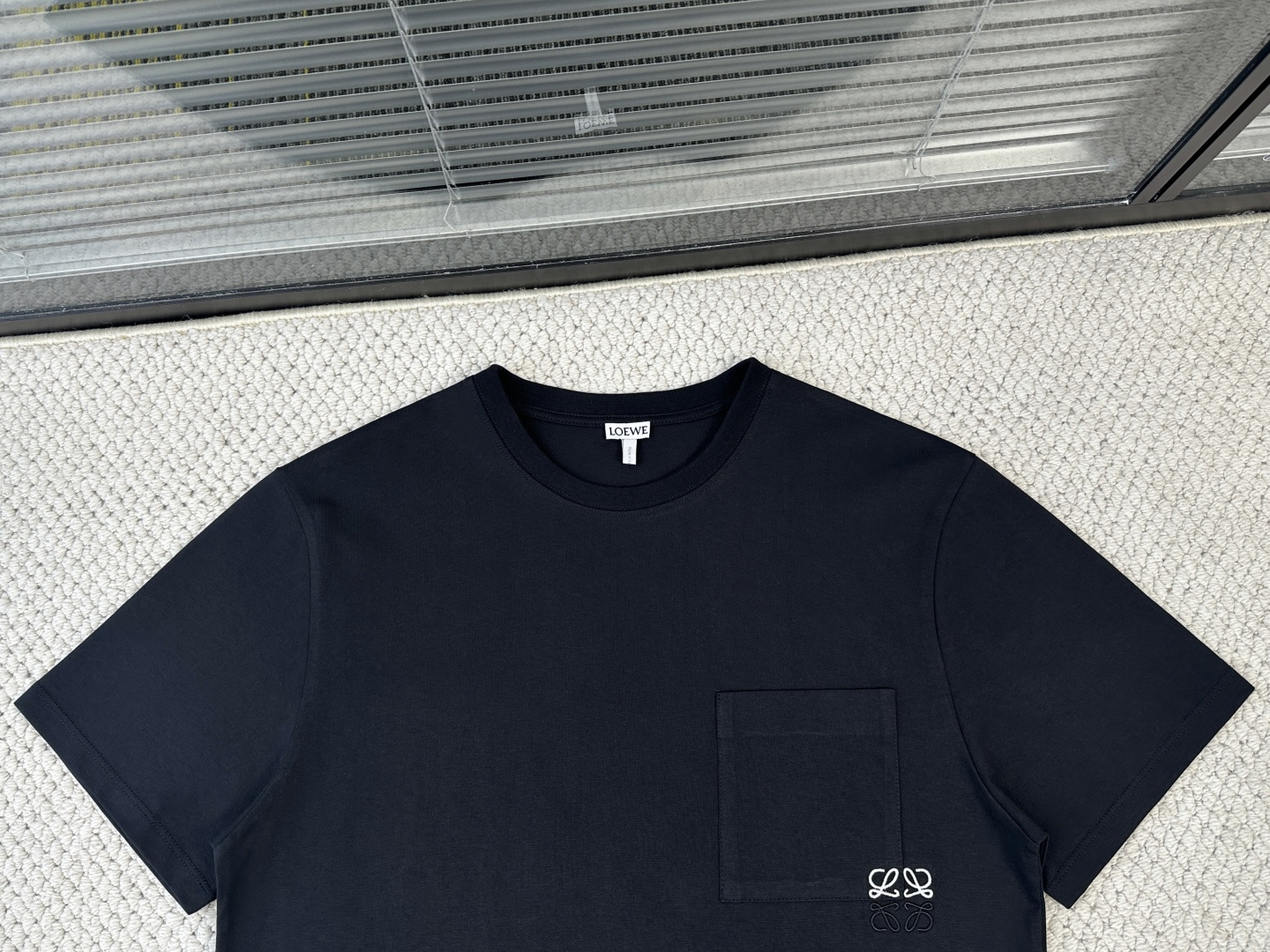 Loewe罗意威-产品简介EW / 口袋标宽松版型T恤面料：15支特纺紧密棉 / 230G罗纹：32支1