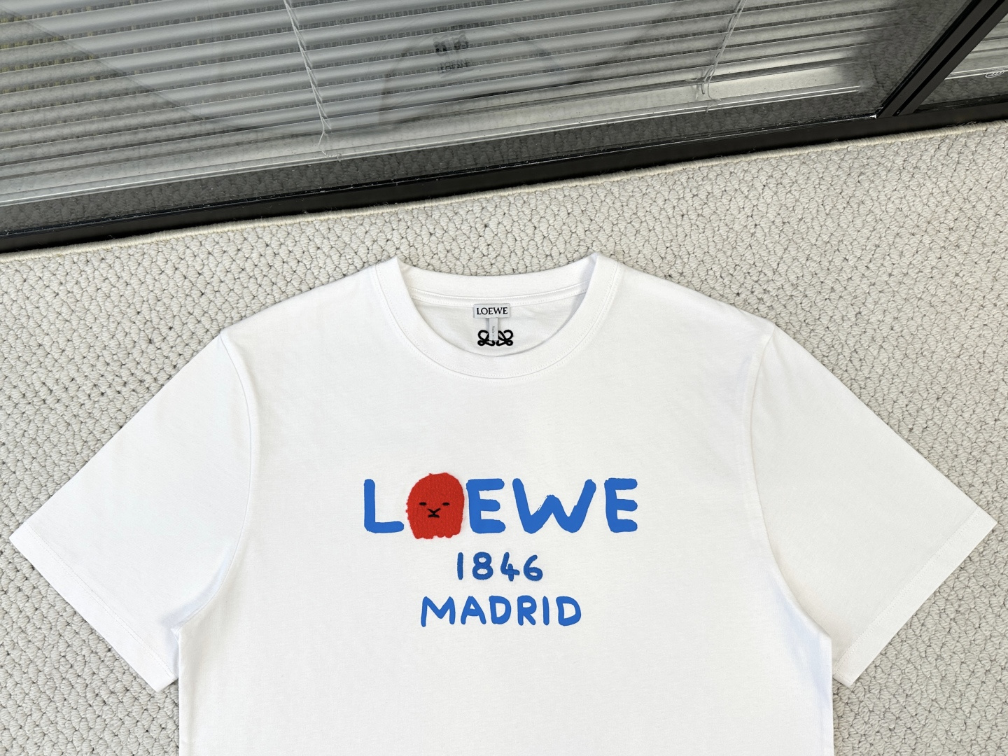 罗意威，Loewe/产品简介EW / 狮鬃棉质宽松版型 T恤面料：15支特纺紧密棉 / 230G罗纹：3