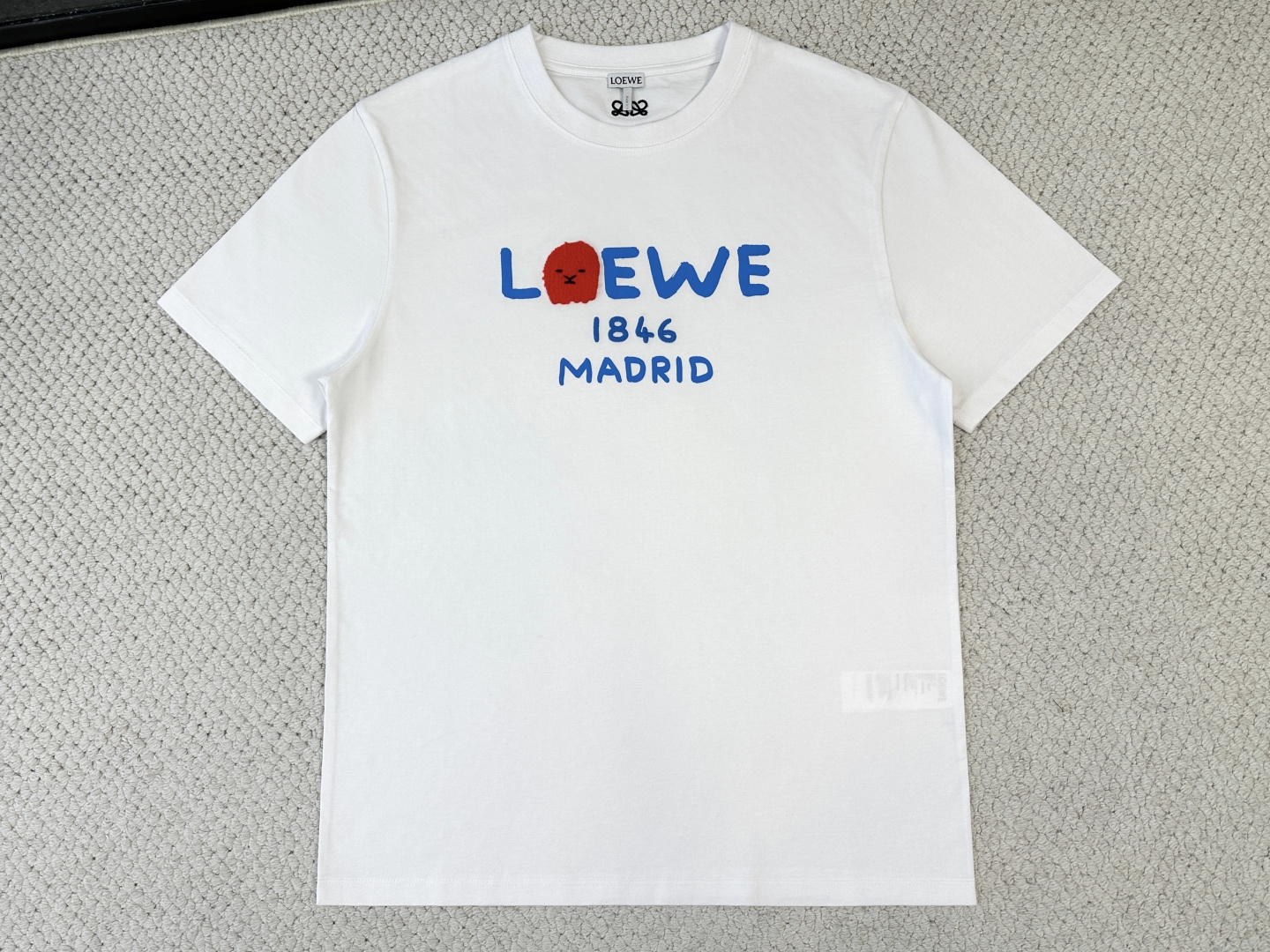 罗意威，Loewe/产品简介EW / 狮鬃棉质宽松版型 T恤面料：15支特纺紧密棉 / 230G罗纹：3