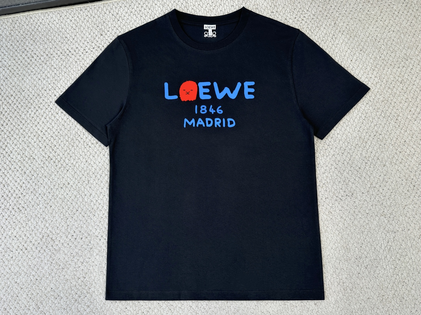 Loewe罗意威/产品简介EW / 狮鬃棉质宽松版型 T恤面料：15支特纺紧密棉 / 230G罗纹：32
