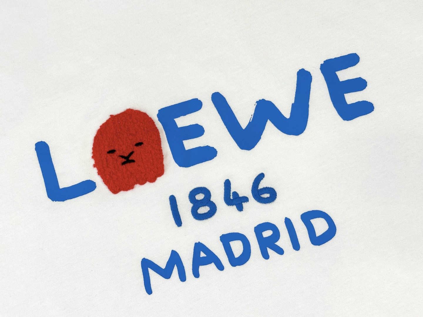 罗意威，Loewe/产品简介EW / 狮鬃棉质宽松版型 T恤面料：15支特纺紧密棉 / 230G罗纹：3