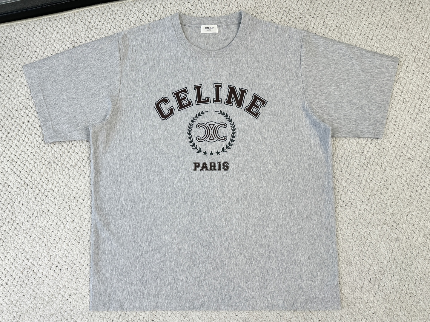 NO:914762,Serin product introduction CE / Cheerios printed round neck long T Fabric 15S fine cotton plain weave / 230G Rib 32S double yarn frame thread / 340G  It is made of 15S fine cotton fabric that has been carefully processed to have excellent moisture absorption, breathability and abrasion resistance while retaining a soft and smooth touch. The retro fine cotton has a unique retro tone on a thick basis. The texture is light but full of bones, and it fits the skin without being bulky. The double yarn structure of the drawbar thread gives the collar and cuffs excellent elastic recovery, ensuring that the shape remains stable after multiple wears, laying a light and crisp foundation texture for the entire T-shirt.  The predecessor barley circle element pattern is presented using an environmentally friendly elastic glue printing process. This process takes high covering power and color expression as its core advantages, and can present a distinct and full pattern effect on dark fabrics. The adhesive film formed by the slurry has excellent ductility and can expand and contract simultaneously with the stretching of the fabric. It will not crack, fall off, or affect the quality of the fabric.  Fabric breathability. The slurry evenly covers the surface of the fabric to form a thin and strong film layer. When combined with the dot slurry technology, the dot density changes are used to simulate the gradient and atomization effect like inkjet printing, making the barley circle pattern rich in layers and with natural edges, taking into account both washability and artistic expression.,,tees, t-shirt,19860909瑟琳产品简介 CE / 麦圈印花圆领长T 面料15S精棉平纹 / 230G 罗纹32S双纱拉架螺纹 / 340G 采用15S精棉面料经精细加工,兼具优良的吸湿透气性与耐磨性,同时保留柔软光滑的触感.复古精棉在厚实基础上呈现独特复古色调,质地轻薄却富有骨感,穿着贴合皮肤且不显笨重.拉架螺纹的双纱结构赋予领口与袖口优异的弹性恢复力,确保多次穿着后依然保持形态稳定,为整件T恤奠定既轻盈又挺括的基础质感. 前身大麦圈元素图案采用环保弹力胶浆印花工艺呈现.该工艺以高遮盖力与色彩表现力为核心优势,能在深色面料上呈现鲜明饱满的图案效果.浆料形成的胶膜具备优异延展性,可随面料拉伸同步伸缩,不龟裂、不脱落,不影响织物透气性.浆料均匀覆盖于面料表面,形成薄而牢固的膜层,结合网点浆技术时利用网点疏密变化模拟喷绘般的渐变与雾化效果,使大麦圈图案层次丰富、边缘自然,兼顾耐洗性与艺术表现力.,,tees，t-shirt,,Men's clothing