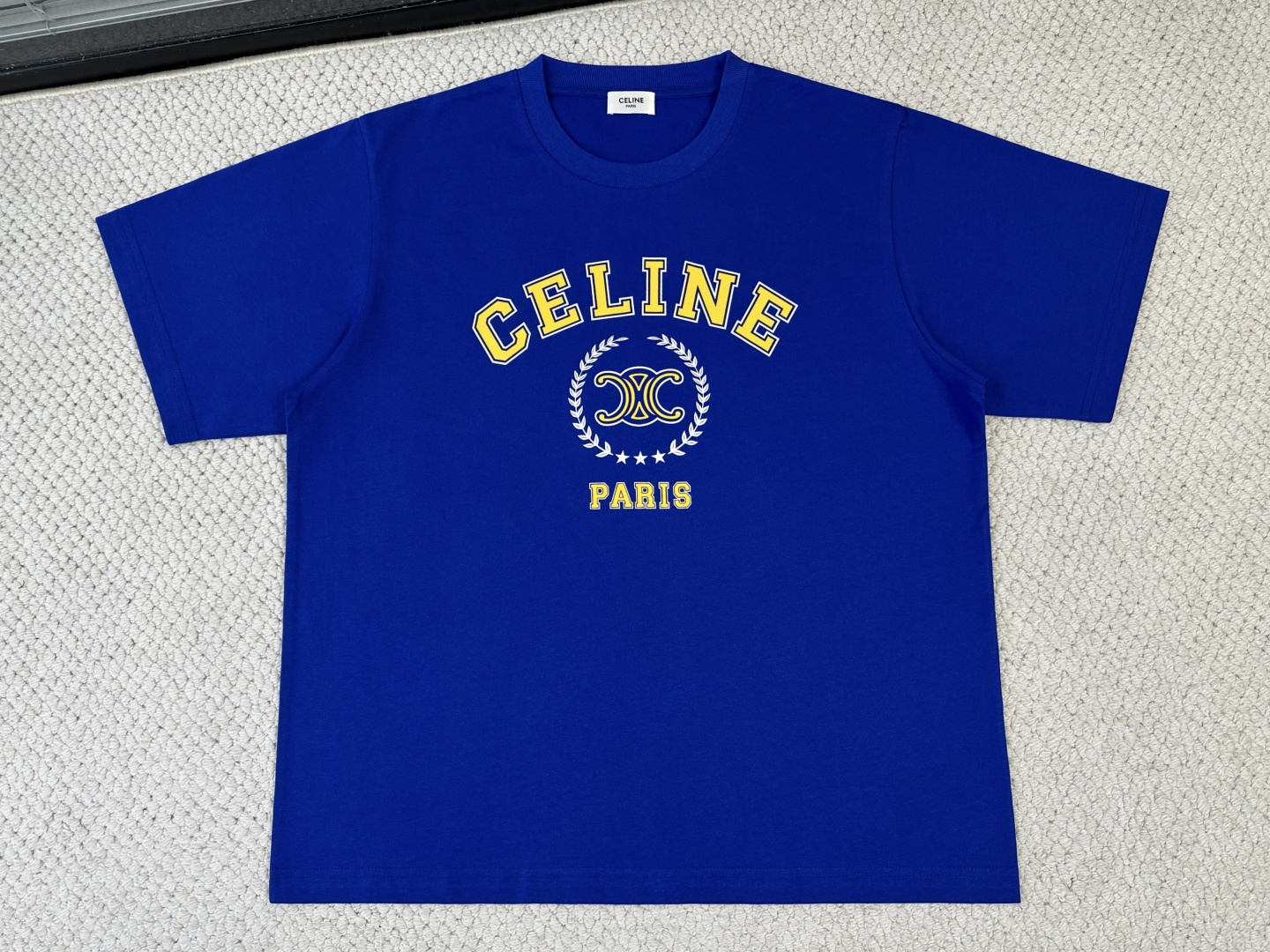 NO:914759,Celine/Product Introduction CE/Cheerios printed round neck long T fabric 15S fine cotton plain weave/230G Rib 32S double yarn frame thread/340G  It is made of 15S fine cotton fabric that has been carefully processed to have excellent moisture absorption, breathability and abrasion resistance while retaining a soft and smooth touch. The retro fine cotton has a unique retro tone on a thick basis. The texture is light but full of bones, and it fits the skin without being bulky. The double yarn structure of the drawbar thread gives the collar and cuffs excellent elastic recovery, ensuring that the shape remains stable after multiple wears, laying a light and crisp foundation texture for the entire T-shirt.  The predecessor barley circle element pattern is presented using an environmentally friendly elastic glue printing process. This process takes high covering power and color expression as its core advantages, and can present a distinct and full pattern effect on dark fabrics. The adhesive film formed by the slurry has excellent ductility and can expand and contract simultaneously with the stretching of the fabric. It will not crack, fall off, or affect the quality of the fabric.  Fabric breathability. The slurry evenly covers the surface of the fabric to form a thin and strong film layer. When combined with the dot slurry technology, the dot density changes are used to simulate the gradient and atomization effect like inkjet printing, making the barley circle pattern rich in layers and with natural edges, taking into account both washability and artistic expression.,,tees, t-shirt,19860909瑟琳/产品简介 CE / 麦圈印花圆领长T 面料15S精棉平纹 / 230G 罗纹32S双纱拉架螺纹 / 340G 采用15S精棉面料经精细加工,兼具优良的吸湿透气性与耐磨性,同时保留柔软光滑的触感.复古精棉在厚实基础上呈现独特复古色调,质地轻薄却富有骨感,穿着贴合皮肤且不显笨重.拉架螺纹的双纱结构赋予领口与袖口优异的弹性恢复力,确保多次穿着后依然保持形态稳定,为整件T恤奠定既轻盈又挺括的基础质感. 前身大麦圈元素图案采用环保弹力胶浆印花工艺呈现.该工艺以高遮盖力与色彩表现力为核心优势,能在深色面料上呈现鲜明饱满的图案效果.浆料形成的胶膜具备优异延展性,可随面料拉伸同步伸缩,不龟裂、不脱落,不影响织物透气性.浆料均匀覆盖于面料表面,形成薄而牢固的膜层,结合网点浆技术时利用网点疏密变化模拟喷绘般的渐变与雾化效果,使大麦圈图案层次丰富、边缘自然,兼顾耐洗性与艺术表现力.,,tees，t-shirt,,Men's clothing