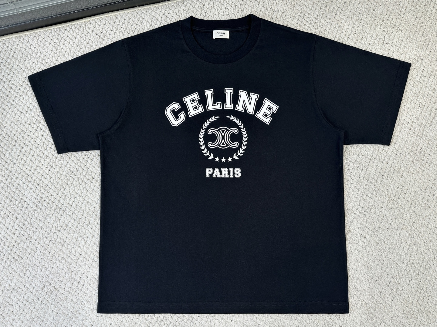 NO:914785,Celine/Celine/Product Introduction CE / Cheerios printed round neck long T. Fabric 15S fine cotton plain weave / 230G Rib 32S double yarn tensioner thread / 340G  It is made of 15S fine cotton fabric that has been carefully processed to have excellent moisture absorption, breathability and abrasion resistance while retaining a soft and smooth touch. The retro fine cotton has a unique retro tone on a thick basis. The texture is light but full of bones, and it fits the skin without being bulky. The double yarn structure of the drawbar thread gives the collar and cuffs excellent elastic recovery, ensuring that the shape remains stable after multiple wears, laying a light and crisp foundation texture for the entire T-shirt.  The predecessor barley circle element pattern is presented using an environmentally friendly elastic glue printing process. This process takes high covering power and color expression as its core advantages, and can present a distinct and full pattern effect on dark fabrics. The adhesive film formed by the slurry has excellent ductility and can expand and contract simultaneously with the stretching of the fabric. It will not crack or fall off, and will not affect the breathability of the fabric.  property. The slurry evenly covers the surface of the fabric to form a thin and strong film layer. When combined with dot slurry technology, the dot density changes are used to simulate the gradient and atomization effect like inkjet printing, making the barley circle pattern rich in layers and with natural edges, taking into account both washability and artistic expression.,,celine,tees,t-shirt,19860909Celine/瑟琳/产品简介 CE / 麦圈印花圆领长T 面料15S精棉平纹 / 230G 罗纹32S双纱拉架螺纹 / 340G 采用15S精棉面料经精细加工,兼具优良的吸湿透气性与耐磨性,同时保留柔软光滑的触感.复古精棉在厚实基础上呈现独特复古色调,质地轻薄却富有骨感,穿着贴合皮肤且不显笨重.拉架螺纹的双纱结构赋予领口与袖口优异的弹性恢复力,确保多次穿着后依然保持形态稳定,为整件T恤奠定既轻盈又挺括的基础质感. 前身大麦圈元素图案采用环保弹力胶浆印花工艺呈现.该工艺以高遮盖力与色彩表现力为核心优势,能在深色面料上呈现鲜明饱满的图案效果.浆料形成的胶膜具备优异延展性,可随面料拉伸同步伸缩,不龟裂、不脱落,不影响织物透气性.浆料均匀覆盖于面料表面,形成薄而牢固的膜层,结合网点浆技术时利用网点疏密变化模拟喷绘般的渐变与雾化效果,使大麦圈图案层次丰富、边缘自然,兼顾耐洗性与艺术表现力.,,celine,tees，t-shirt,,Men's clothing