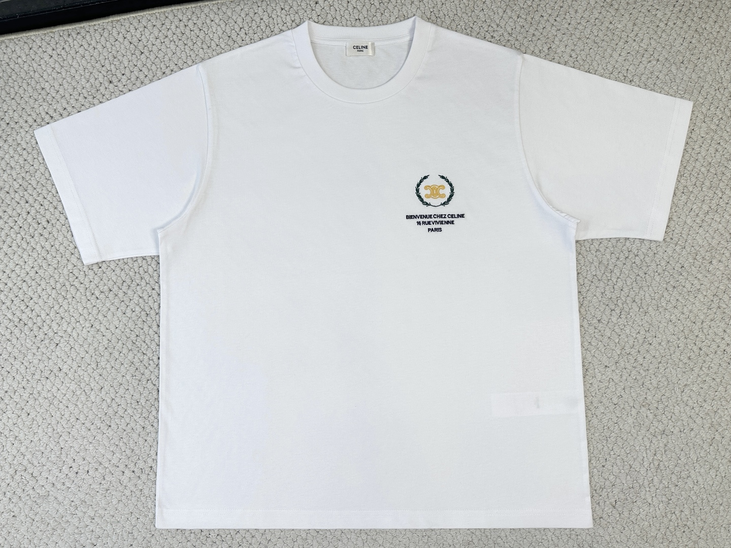 NO:914779,Celine/Product Introduction CE/Wheat circle printed round neck T. Fabric 15S fine cotton plain weave/230G Rib 32S double yarn frame thread/340G  It is made of 15S fine cotton fabric that has been carefully processed to have excellent moisture absorption, breathability and abrasion resistance while retaining a soft and smooth touch. The retro fine cotton has a unique retro tone on a thick basis. The texture is light but full of bones, and it fits the skin without being bulky. The double yarn structure of the drawbar thread gives the collar and cuffs excellent elastic recovery, ensuring that the shape remains stable after multiple wears, laying a light and crisp foundation texture for the entire T-shirt.  The elements of the predecessor's wheat circles are presented using needle-stitch embroidery technology. This process is characterized by short, overlapping stitches, and the embroidery needles are staggered back and forth as they travel, forming a fine and rhythmic line texture. When embroidery expresses the transition and superposition of outlines, it can capture the lightness and softness of the natural form, making the wheat circles  The pattern presents a delicate texture like hand-painting. The needle embroidery not only retains the warmth of hand traces, but also shows a high degree of artistic expression. The overall style is simple and exquisite, adding an intriguing visual layer to the solid color body.,,celine,tees,t-shirt,19860909Celine塞林/产品简介 CE / 小麦圈印花圆领T 面料15S精棉平纹 / 230G 罗纹32S双纱拉架螺纹 / 340G 采用15S精棉面料经精细加工,兼具优良的吸湿透气性与耐磨性,同时保留柔软光滑的触感.复古精棉在厚实基础上呈现独特复古色调,质地轻薄却富有骨感,穿着贴合皮肤且不显笨重.拉架螺纹的双纱结构赋予领口与袖口优异的弹性恢复力,确保多次穿着后依然保持形态稳定,为整件T恤奠定既轻盈又挺括的基础质感. 前身小麦圈元素采用挨针刺绣工艺呈现.该工艺以短促、交叠的针迹为特征,绣针在行进中前后错落,形成细密且富有节奏感的线条肌理.刺绣在表现轮廓的过渡与叠加时,能够捕捉自然形态的轻盈与柔美,让小麦圈图案呈现出如同手绘般的细腻质感.挨针刺绣既保留了手工痕迹的温度,又展现出高度的艺术表现力,整体风格质朴而精致,为纯色衣身增添了耐人寻味的视觉层次.,,celine,tees，t-shirt,,Men's clothing