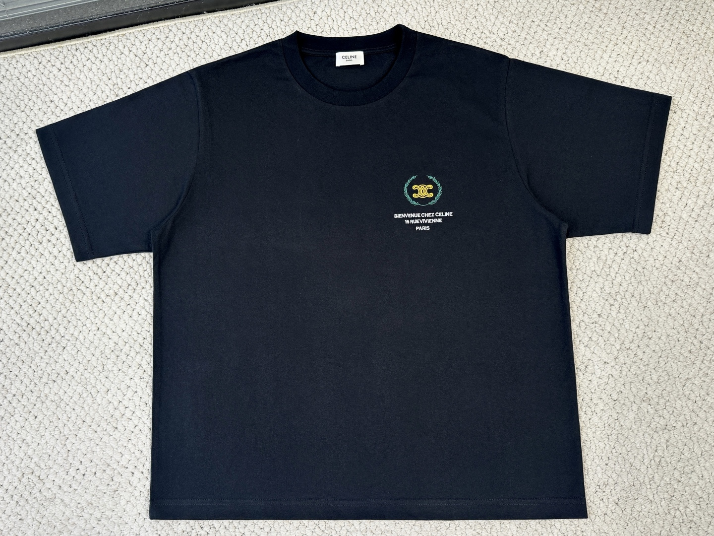 NO:914782,, Serin/Product Introduction CE / Wheat circle printed round neck T Fabric 15S fine cotton plain weave / 230G Rib 32S double yarn frame thread / 340G  It is made of 15S fine cotton fabric that has been carefully processed to have excellent moisture absorption, breathability and abrasion resistance while retaining a soft and smooth touch. The retro fine cotton has a unique retro tone on a thick basis. The texture is light but full of bones, and it fits the skin without being bulky. The double yarn structure of the drawbar thread gives the collar and cuffs excellent elastic recovery, ensuring that the shape remains stable after multiple wears, laying a light and crisp foundation texture for the entire T-shirt.  The wheat circle elements of the predecessor are presented using needle-stitch embroidery technology. This technology is characterized by short, overlapping stitches. The embroidery needles are staggered back and forth as they travel, forming a fine and rhythmic line texture. When embroidery expresses the transition and superposition of outlines, it can capture the lightness and softness of natural forms.  The wheat circle pattern presents a delicate texture like hand-painting. The needle embroidery not only retains the warmth of hand traces, but also shows a high degree of artistic expression. The overall style is simple and exquisite, adding an intriguing visual layer to the solid color body.,,tees,t-shirt,19860909, 瑟琳/产品简介 CE / 小麦圈印花圆领T 面料15S精棉平纹 / 230G 罗纹32S双纱拉架螺纹 / 340G 采用15S精棉面料经精细加工,兼具优良的吸湿透气性与耐磨性,同时保留柔软光滑的触感.复古精棉在厚实基础上呈现独特复古色调,质地轻薄却富有骨感,穿着贴合皮肤且不显笨重.拉架螺纹的双纱结构赋予领口与袖口优异的弹性恢复力,确保多次穿着后依然保持形态稳定,为整件T恤奠定既轻盈又挺括的基础质感. 前身小麦圈元素采用挨针刺绣工艺呈现.该工艺以短促、交叠的针迹为特征,绣针在行进中前后错落,形成细密且富有节奏感的线条肌理.刺绣在表现轮廓的过渡与叠加时,能够捕捉自然形态的轻盈与柔美,让小麦圈图案呈现出如同手绘般的细腻质感.挨针刺绣既保留了手工痕迹的温度,又展现出高度的艺术表现力,整体风格质朴而精致,为纯色衣身增添了耐人寻味的视觉层次.,,tees，t-shirt,,Men's clothing