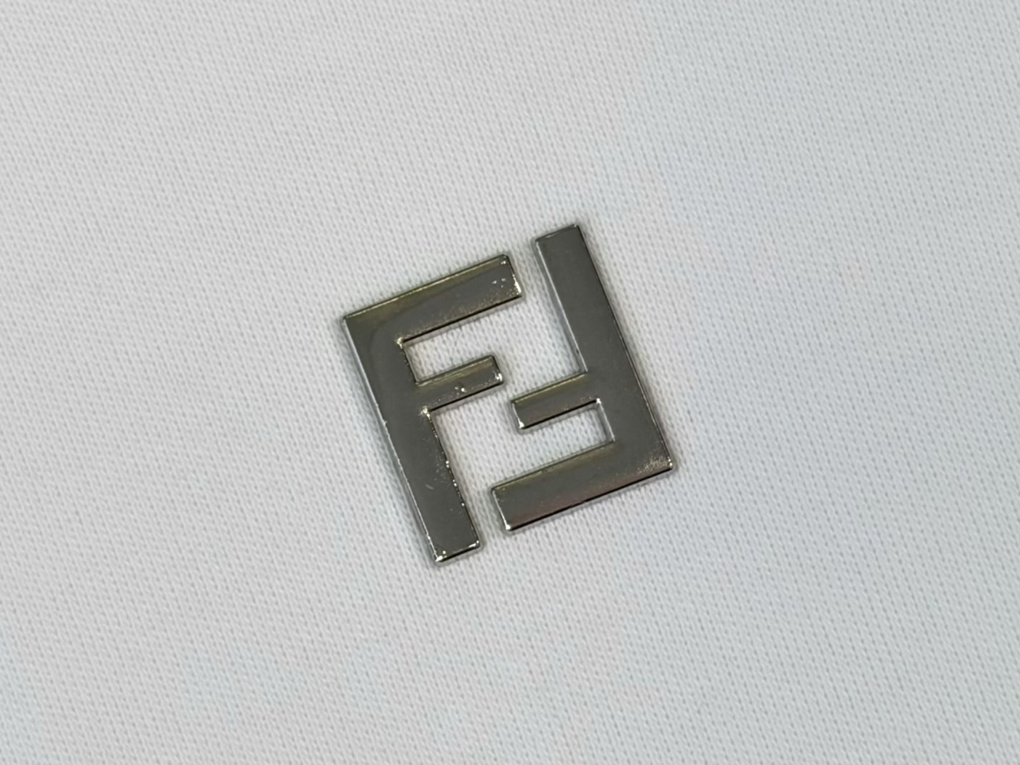 Fendi芬迪-产品简介 FF / 金属标识圆领长袖 面料、领口：60S单纱双面长绒棉 / 170G 60支高支纱线细密