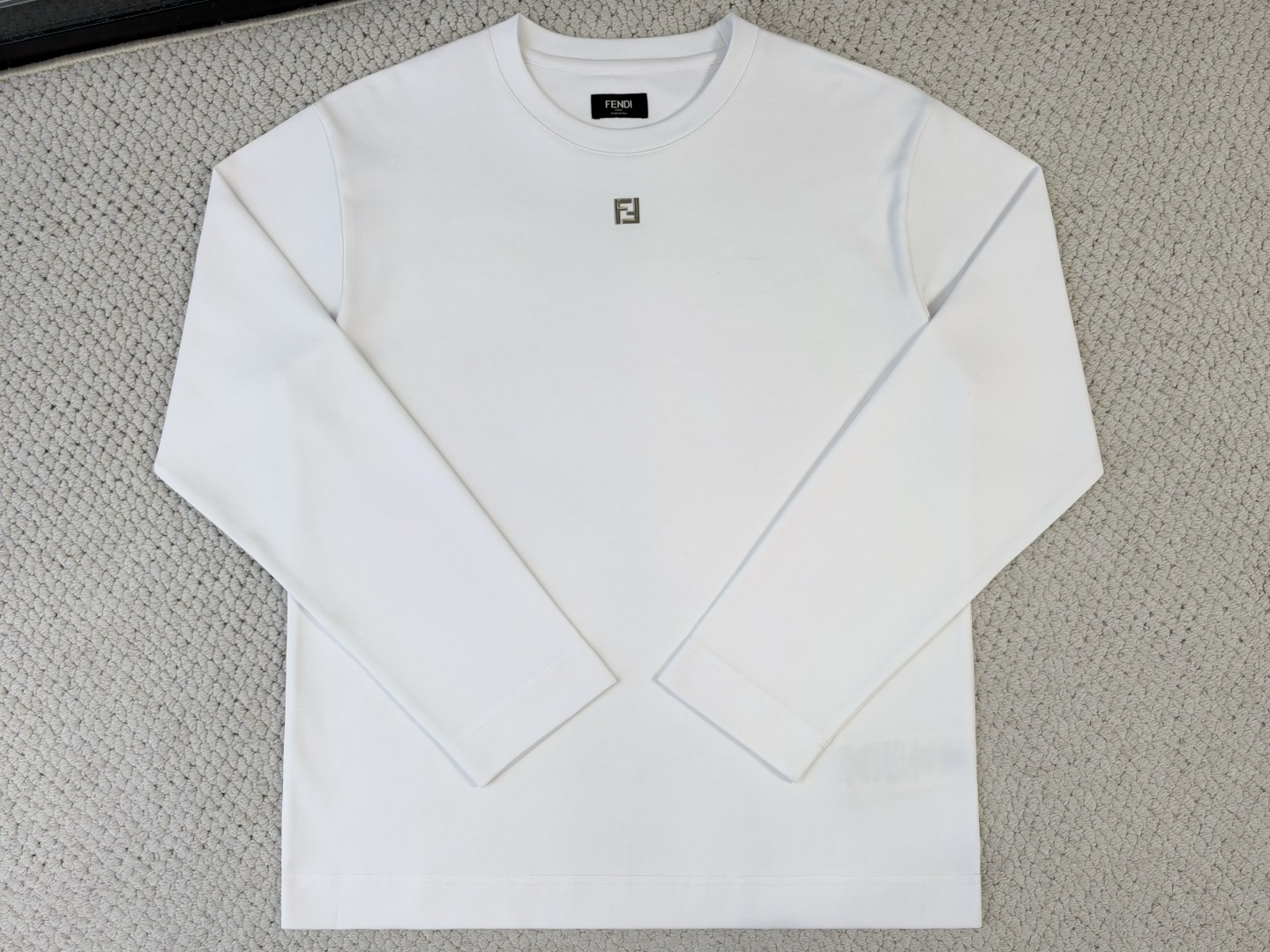 Fendi芬迪-产品简介 FF / 金属标识圆领长袖 面料、领口：60S单纱双面长绒棉 / 170G 60支高支纱线细密
