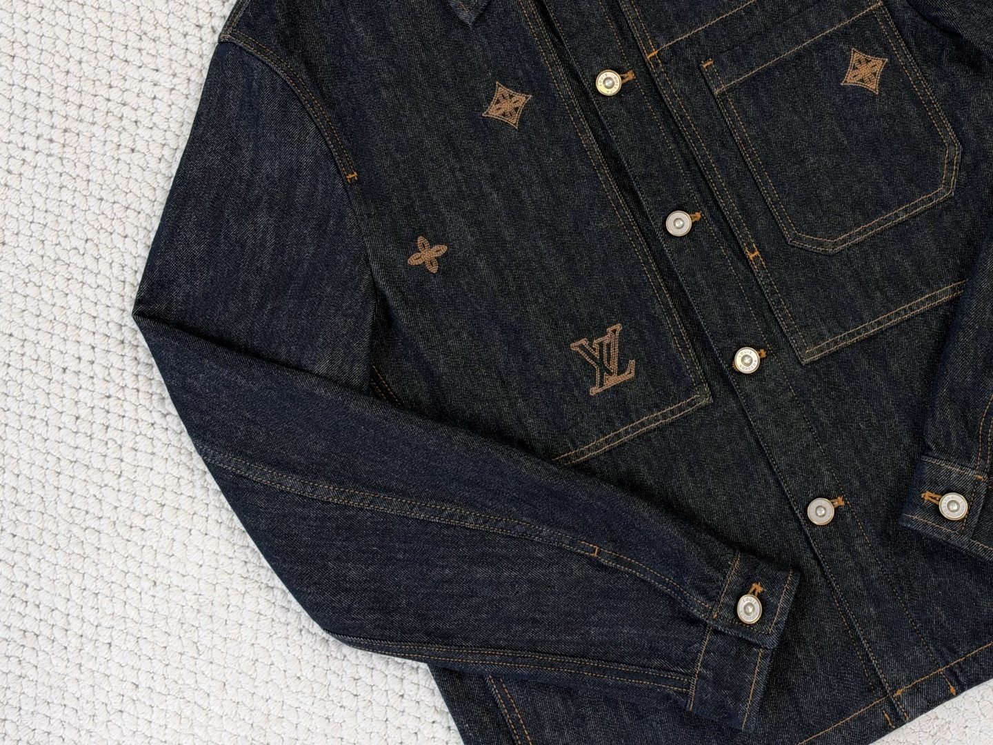 LV-产品简介 1V / 刺绣标识牛仔衬衫外套 本款衬衫外套取材深邃丹宁布，再以纱线刺绣 Monogram 标识，尽显手