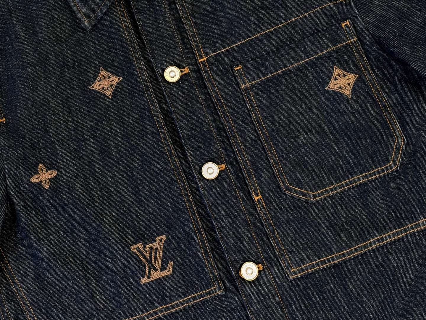 LV-产品简介 1V / 刺绣标识牛仔衬衫外套 本款衬衫外套取材深邃丹宁布，再以纱线刺绣 Monogram 标识，尽显手