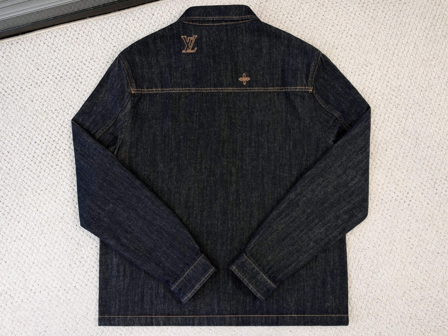 LV-产品简介 1V / 刺绣标识牛仔衬衫外套 本款衬衫外套取材深邃丹宁布，再以纱线刺绣 Monogram 标识，尽显手