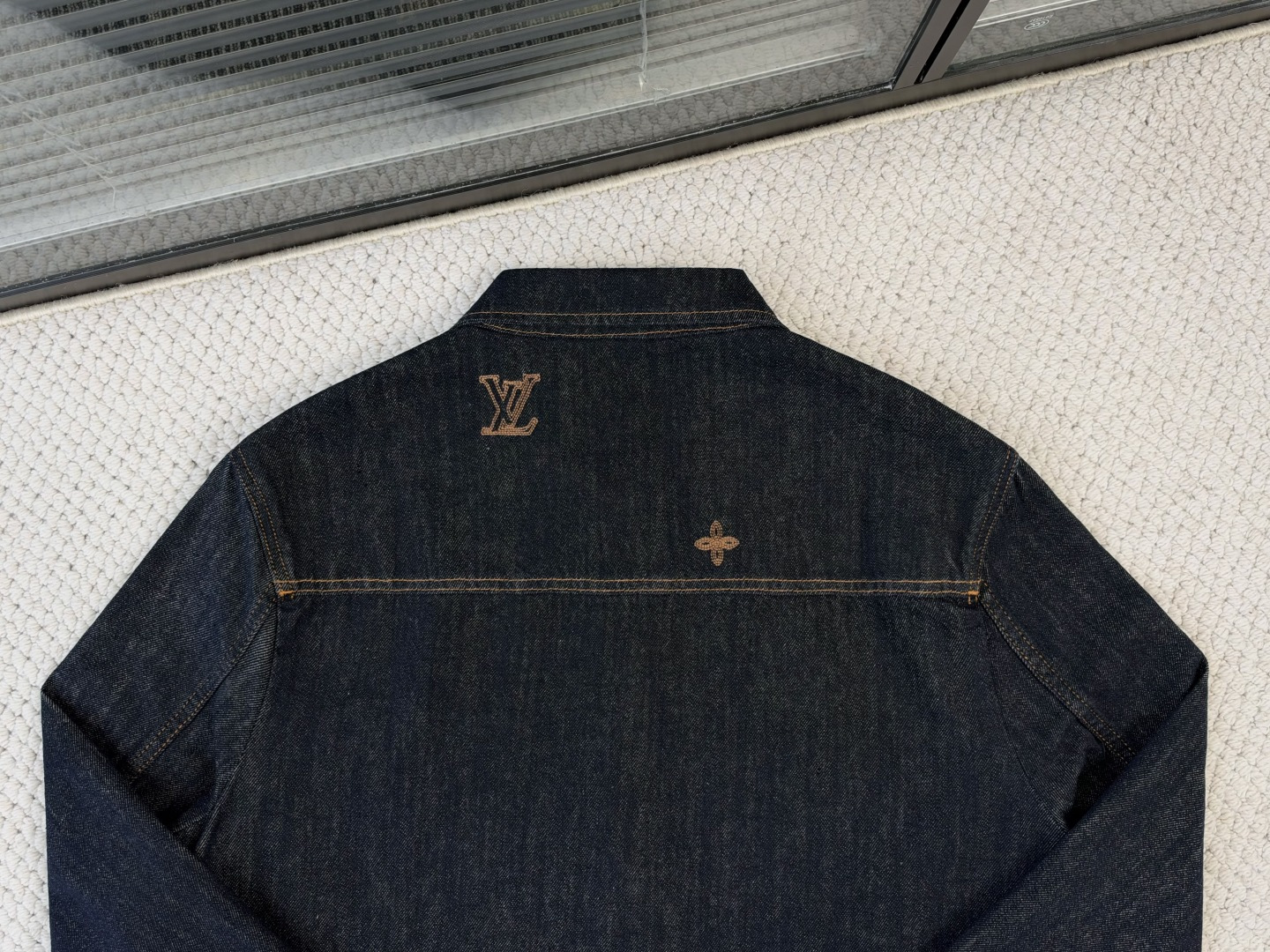 LV-产品简介 1V / 刺绣标识牛仔衬衫外套 本款衬衫外套取材深邃丹宁布，再以纱线刺绣 Monogram 标识，尽显手