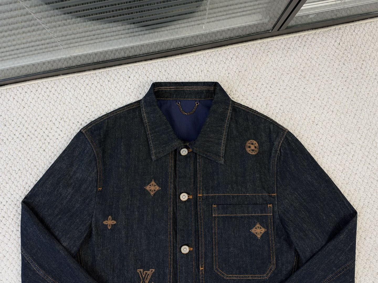 LV-产品简介 1V / 刺绣标识牛仔衬衫外套 本款衬衫外套取材深邃丹宁布，再以纱线刺绣 Monogram 标识，尽显手