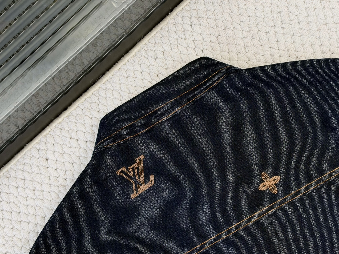 LV-产品简介 1V / 刺绣标识牛仔衬衫外套 本款衬衫外套取材深邃丹宁布，再以纱线刺绣 Monogram 标识，尽显手