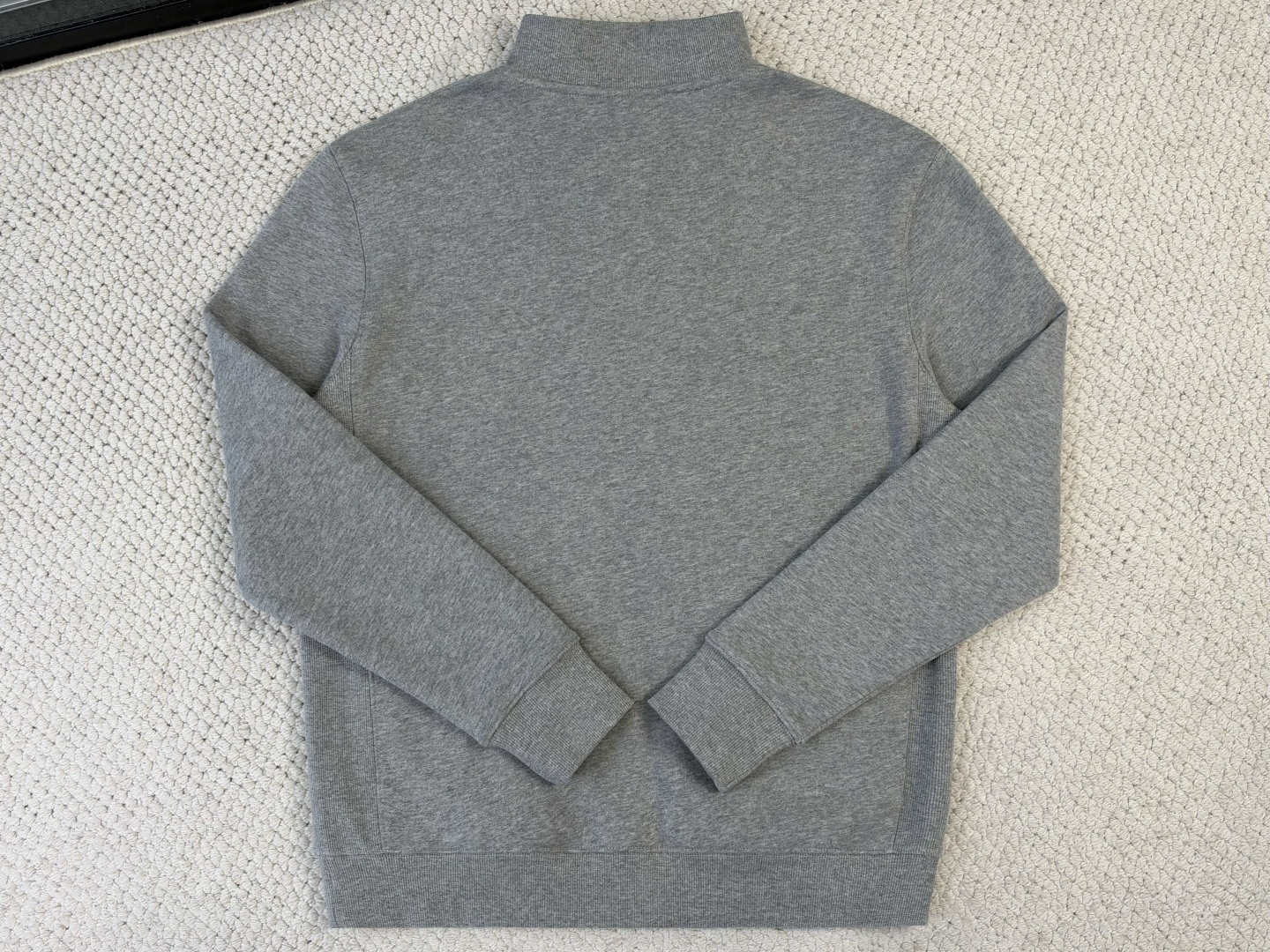 迪奥-产品简介 CD / ALoro Pianas 宽松版型针织衫 面料：面纱采用26支双纱，底纱为10支纱 / 380