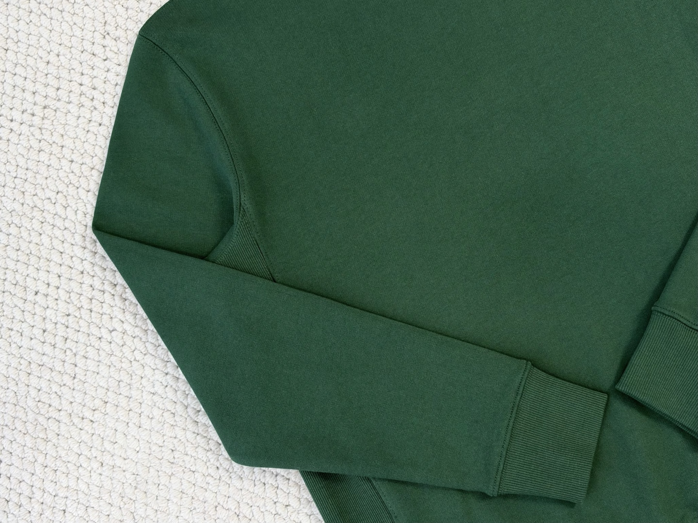 迪奥-产品简介 CD / ALoro Pianas 宽松版型针织衫 面料：面纱采用26支双纱，底纱为10支纱 / 380