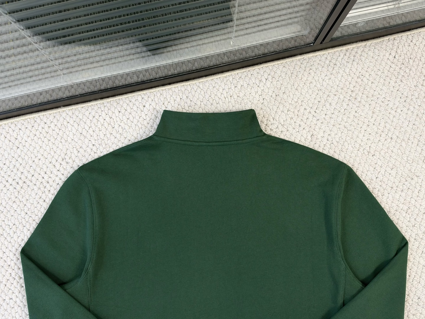 迪奥-产品简介 CD / ALoro Pianas 宽松版型针织衫 面料：面纱采用26支双纱，底纱为10支纱 / 380