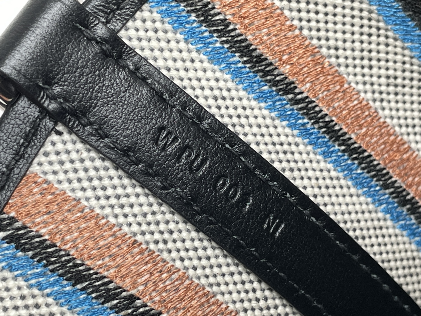 𝐏𝐢𝐜𝐨𝐭𝐢𝐧𝟏𝟖刺绣款，可露丽风
▪️编码：Picotin18刺绣 黑色条纹
原厂单层防水底麻布，原厂swift小牛皮，单件刺绣绣不到边重工工艺，半手工缝制，不锈钢五金
蜡线制作，配合杜克普机车
底部凸出做法，整包压防伪线
原厂序列号，
▪️尺寸：18*13*18（厘米）
010500