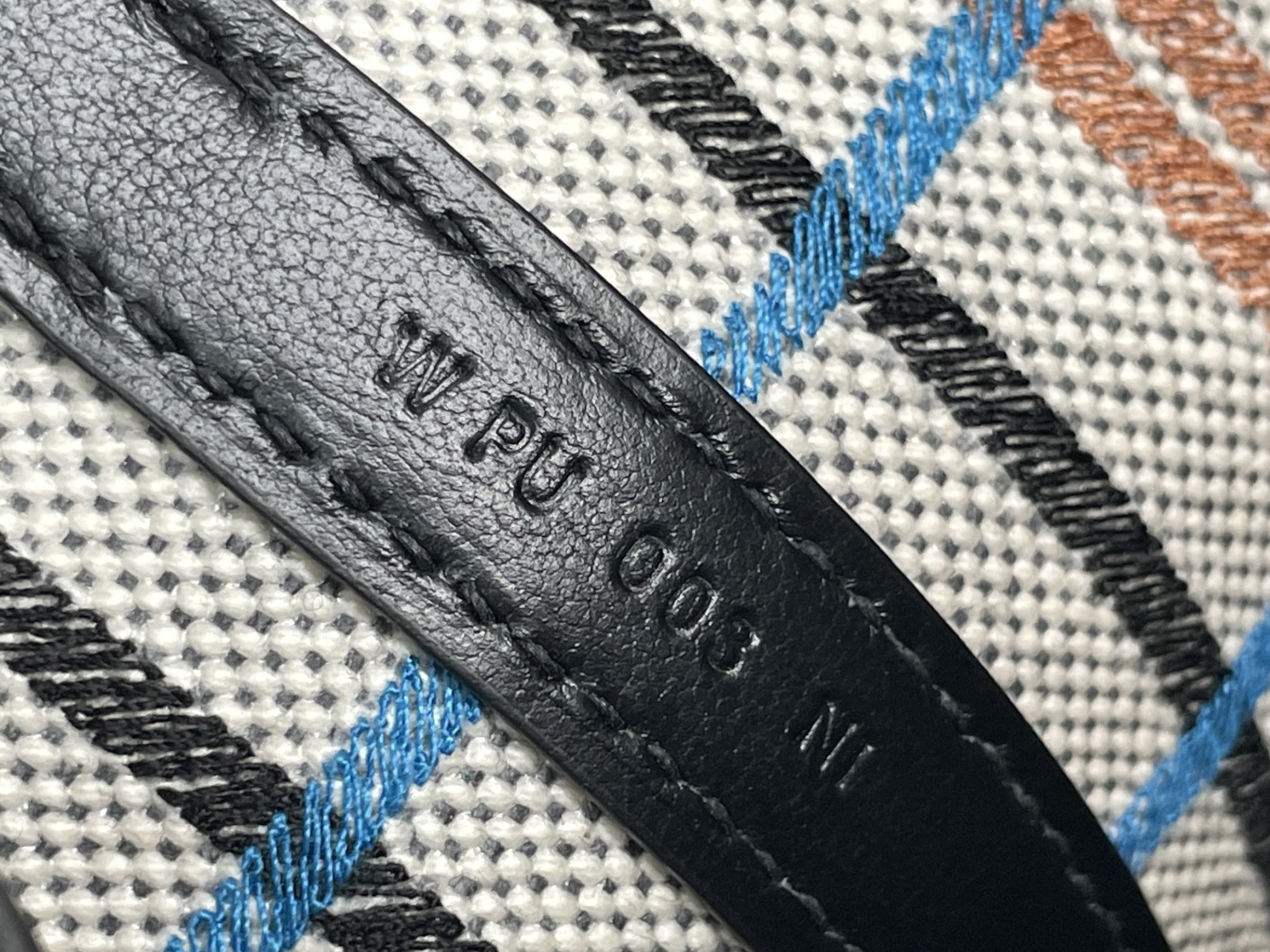 𝐏𝐢𝐜𝐨𝐭𝐢𝐧𝟏𝟖刺绣款，可露丽风
▪️编码：Picotin18刺绣 黑色方格
原厂单层防水底麻布，原厂swift小牛皮，单件刺绣绣不到边重工工艺，半手工缝制，不锈钢五金
蜡线制作，配合杜克普机车
底部凸出做法，整包压防伪线
原厂序列号，
▪️尺寸：18*13*18（厘米）
010500
