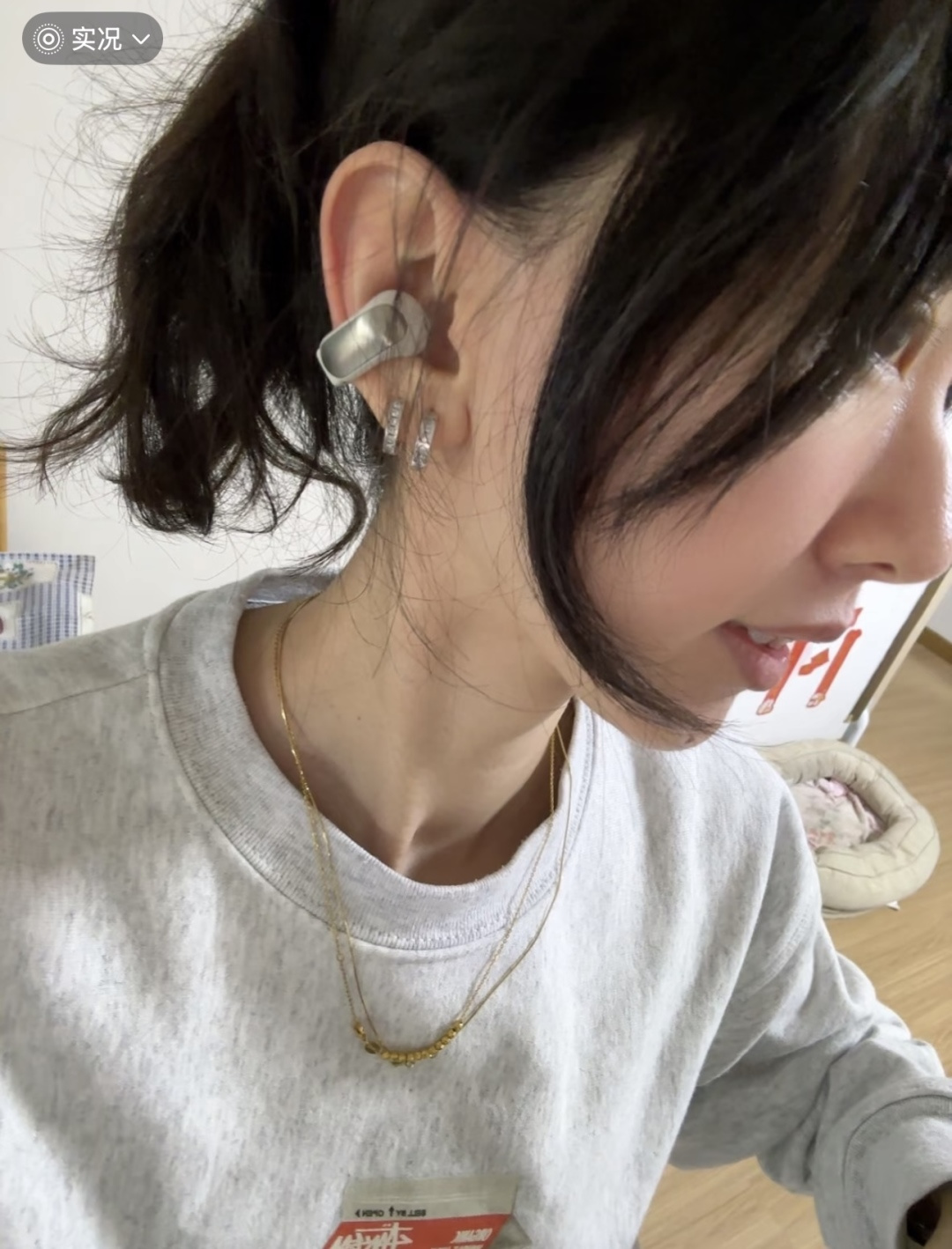 The white headphones look very delicate in texture, with a milky white c - Comprehensive 2