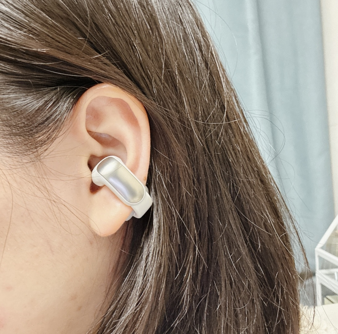 The white headphones look very delicate in texture, with a milky white c - Comprehensive 7