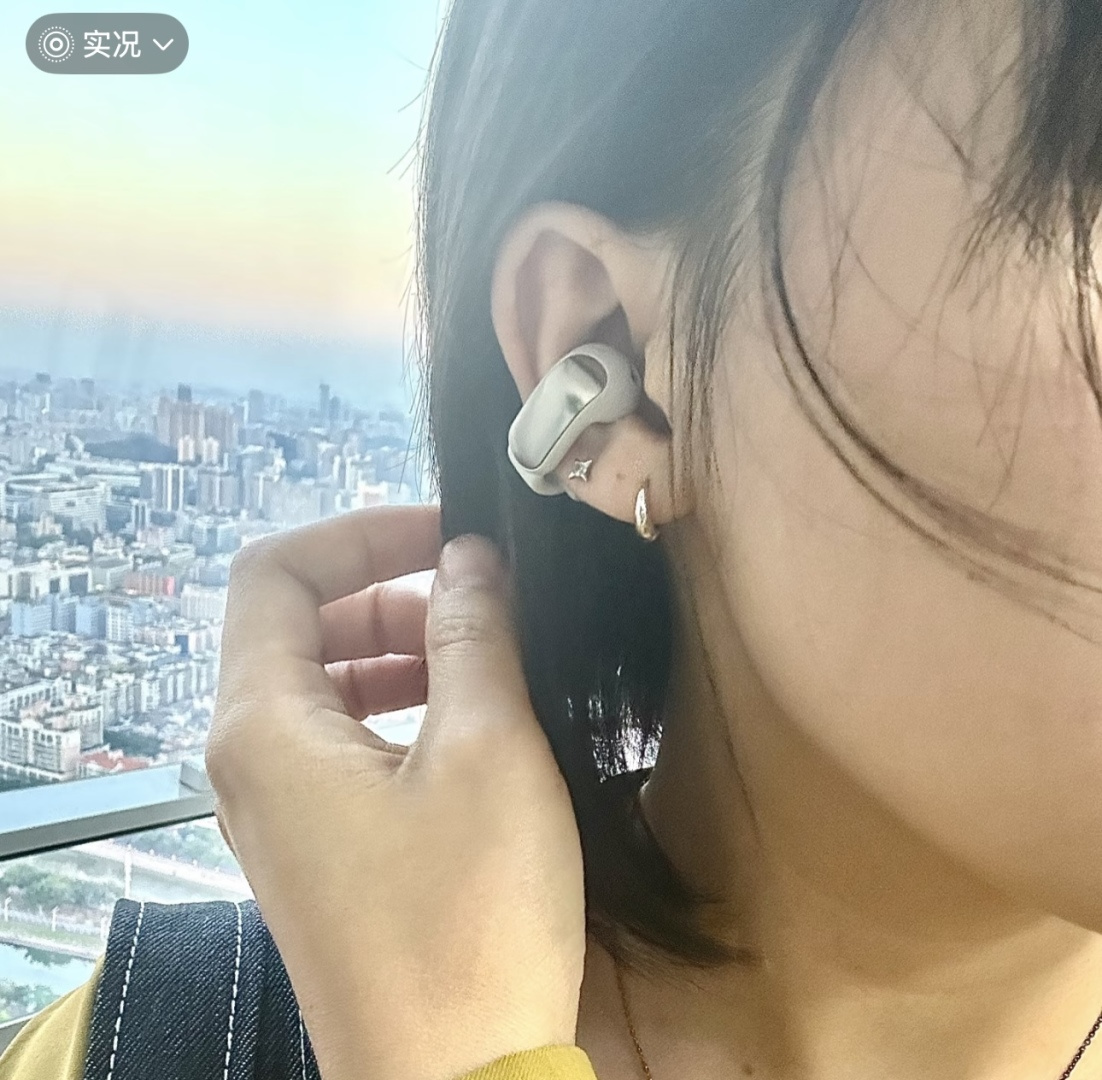 The white headphones look very delicate in texture, with a milky white c - Comprehensive 9