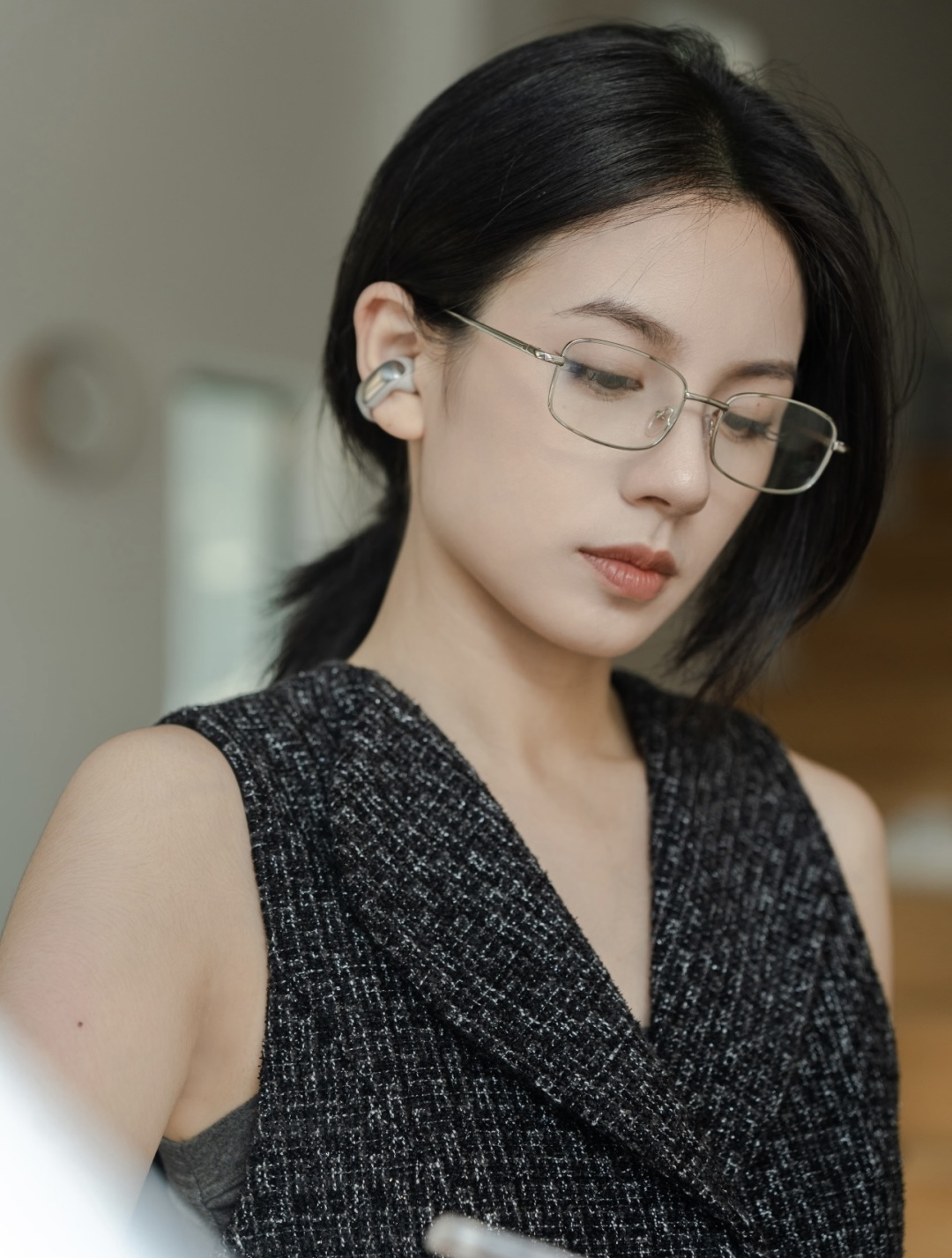 The white headphones look very delicate in texture, with a milky white c - Comprehensive 4