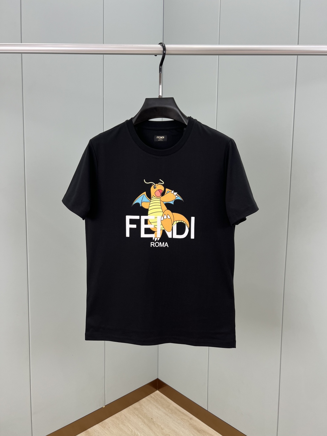 P  Fendi 联名宝可梦数码印花棉质圆领T恤，男女同款，Fendi x FRGMT x Pokémon联名系列正面饰有拼色宝可梦动画，背面饰有FRGMT字样和FF图案。优选特定支股YD%棉质平纹针织面料制成，细腻上身挺括、轻薄舒适、衣橱基础款臻品外穿内搭随意搭配；黑色 白色 M～XXXL\n