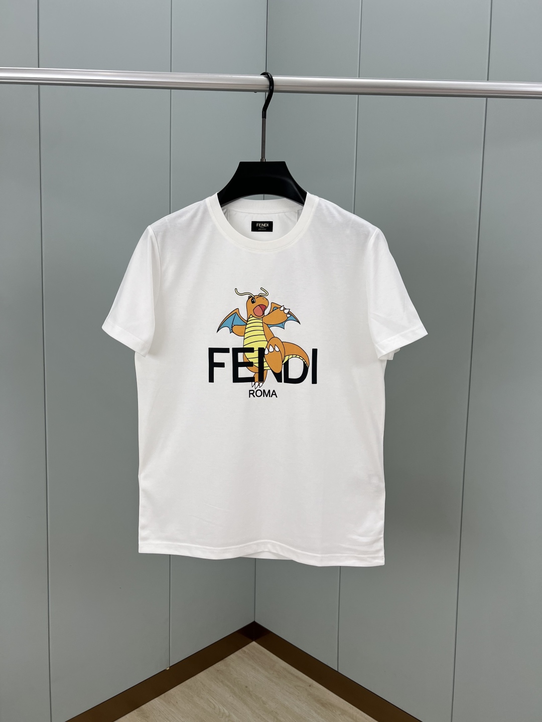 P  Fendi 联名宝可梦数码印花棉质圆领T恤，男女同款，Fendi x FRGMT x Pokémon联名系列正面饰有拼色宝可梦动画，背面饰有FRGMT字样和FF图案。优选特定支股YD%棉质平纹针织面料制成，细腻上身挺括、轻薄舒适、衣橱基础款臻品外穿内搭随意搭配；黑色 白色 M～XXXL