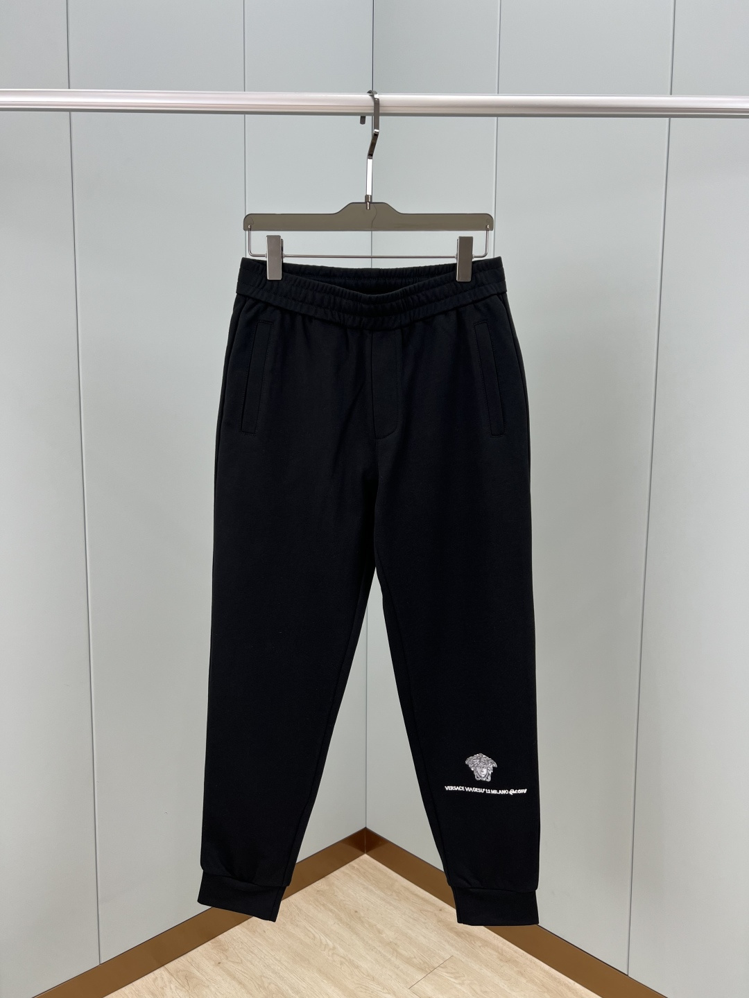 NO:144174,Versace's new spring and summer 25-year-old Medusa Milano embroidery logo sports and casual trousers, with Medusa Milano embroidery on the front and left foot, decorated with Medusa, brand establishment year and Palazzo Versace's address in Milan. The waist is equipped with elastic drawstring waist, front side pockets, and trouser legs, which highlight the brand's leisure and sports while having a full sense of luxury. Selected 300 grams of heavy pure cotton sweatshirt fabric, soft texture, clear texture, natural cotton, light and casual wear experience; black M~XXXL, versace, hoodie, sweatshirts, alexander wang19860909Versace 25春夏新品Medusa Milano刺绣标识运动休闲长裤,正面左脚边点缀Medusa Milano刺绣,饰有Medusa、品牌成立年份以及Palazzo Versace位于米兰的地址,腰头配有松紧抽绳腰边、正面两侧口袋、收口裤脚,彰显品牌休闲与运动的同时又有着满满的高级感.甄选300克重纯棉卫衣面料,质感柔软、舒适透气、纹理清晰、棉感自然,轻盈而休闲的穿着体验；黑色 M～XXXL,,versace,hoodie,sweatshirts,alexander wang,Men's clothing