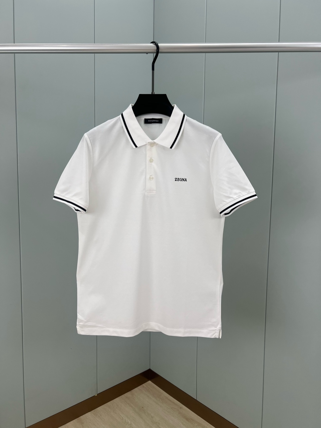 P  Zegna.杰尼亚 春夏男士品牌字母印花标识polo衫，ZG同款，衣领和袖口饰以对比鲜明的撞色细条纹，打造经典的品牌元素结合典雅气质与休闲风范，休闲商务百搭，定制S双股丝光珠地棉面料；黑色 白色 S～XXXL