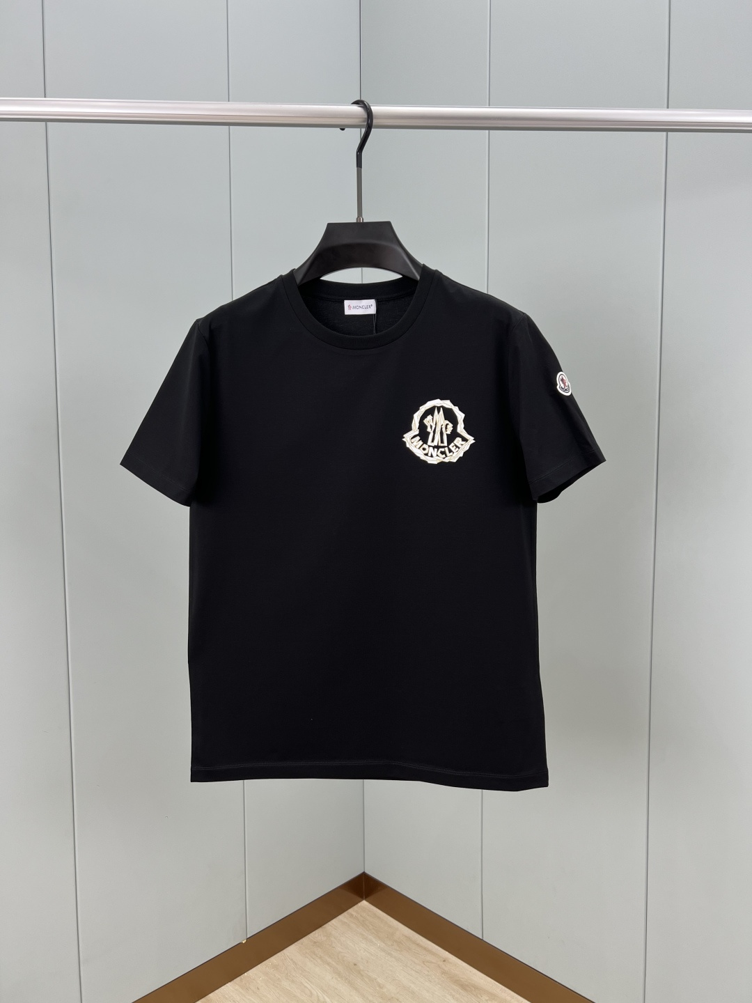 NO:474155,Moncler 25 spring and summer new 3D irregular logo print logo short-sleeved T-shirt, with platinum/black gold irregular 3D logo print on the front, full of design and texture using customized 80 double-strand mercerized cotton fabric; black and white M-4XL, T-shirt,tees, t-shirt,alexander wang19860909Moncler 25春夏新品3D不规则logo印花标识短袖T恤,正面饰有白金/黑金不规则3D logo印花,满满的设计感和质感采用定制80支双股丝光棉面料；黑色 白色 M-4XL,,T-shirt,tees，t-shirt,alexander wang,Men's clothing