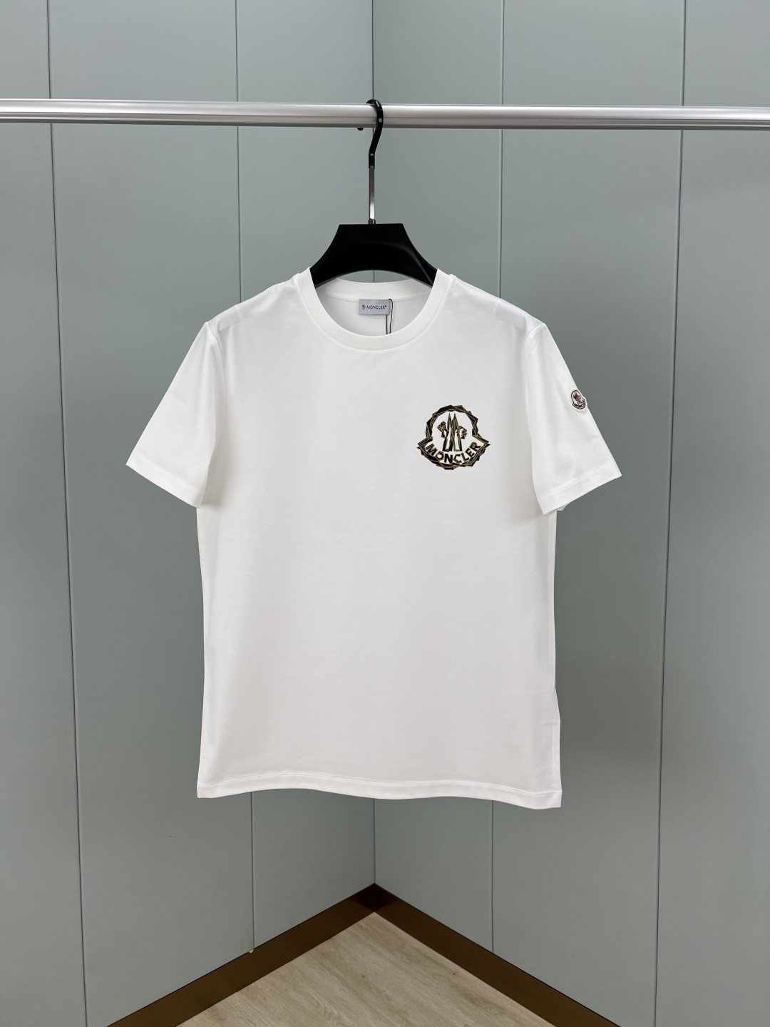 NO:474157,Moncler 25 spring and summer new 3D irregular logo print logo short-sleeved T-shirt, with platinum/black gold irregular 3D logo print on the front, full of design and texture using customized 80 double-strand mercerized cotton fabric; black and white M-4XL, T-shirt,tees, t-shirt,alexander wang19860909Moncler 25春夏新品3D不规则logo印花标识短袖T恤,正面饰有白金/黑金不规则3D logo印花,满满的设计感和质感采用定制80支双股丝光棉面料；黑色 白色 M-4XL,,T-shirt,tees，t-shirt,alexander wang,Men's clothing