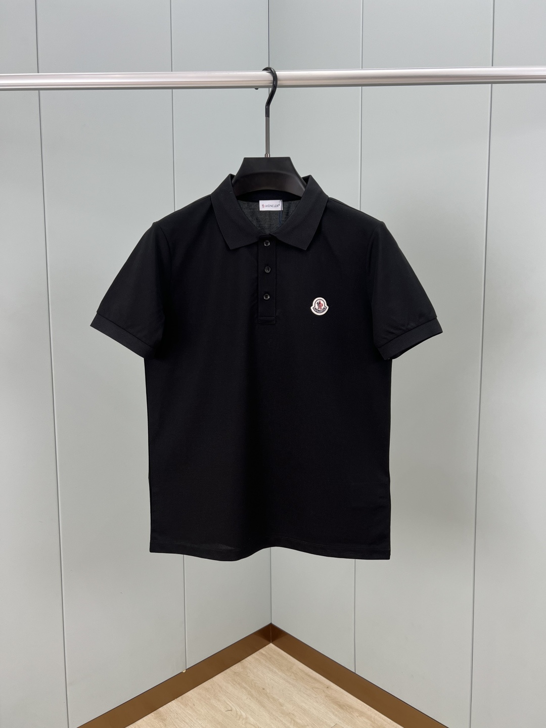 NO:459169,Moncler 25 spring and summer new product classic logo felt embroidered logo badge Polo shirt, with three-button placket on the neckline, revealing a high-end and versatile temperament in the minimalist style design, an indispensable item in the wardrobe, customized 60 double mercerized bead floor cotton fabric; black white M~4XL,,alexander wang19860909Moncler 25春夏新品经典标识毡艺刺绣logo徽章Polo衫,领口饰有三扣门襟,极简风格设计中透露出高级百搭的气质,衣橱里不可或少的单品,定制60支双丝光珠地棉面料；黑色 白色 M～4XL,,alexander wang,Men's clothing