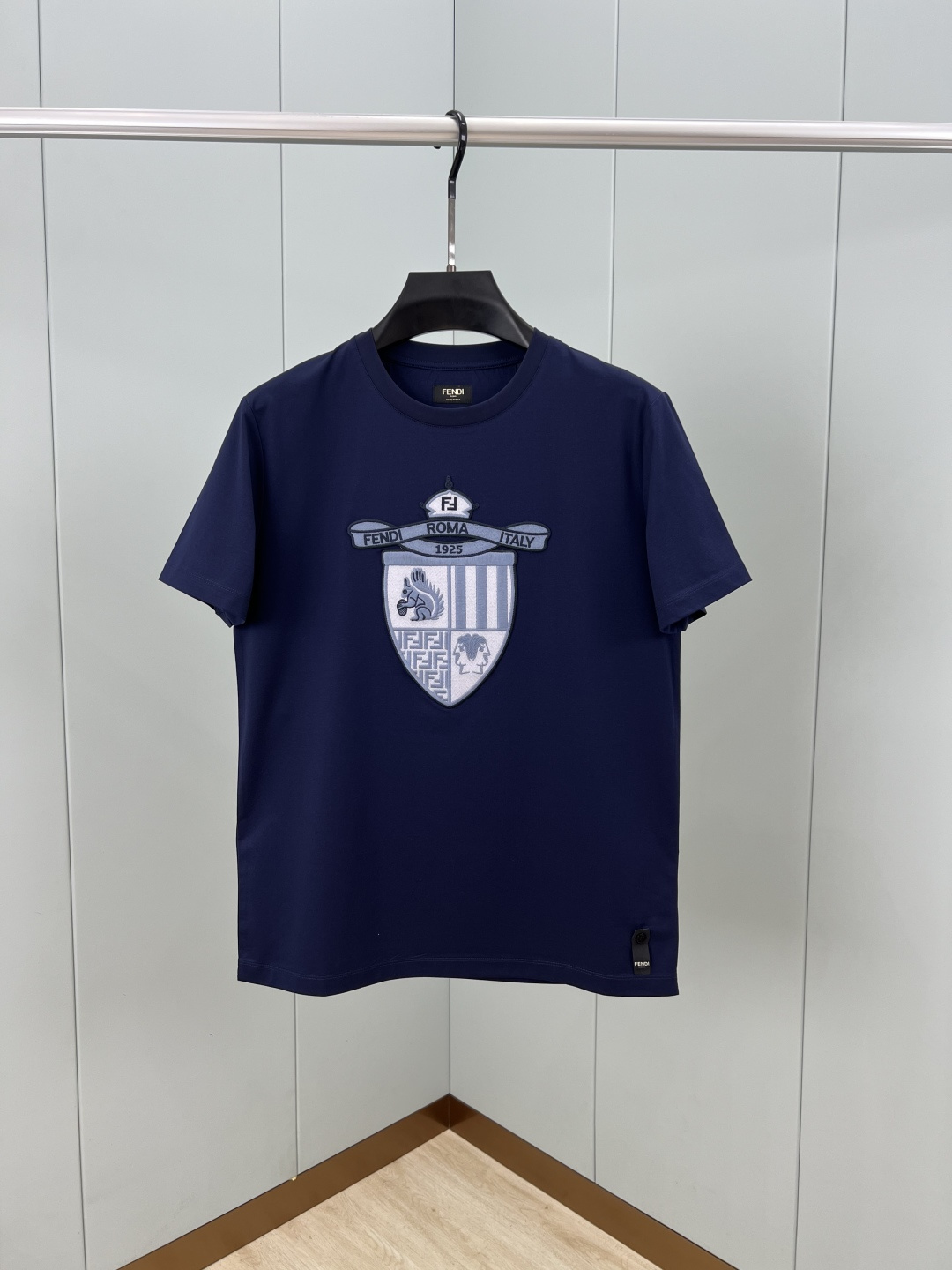 NO:839472,Fendi. Fendi summer men's Fendi Club shield emblem embroidered short-sleeved T-shirt with FENDI emblem embroidered on the front and chest. It is FENDI specially designed by Silvia Venturini Fendi for the brand's centenary celebration.  Club badge, an exclusive symbol that symbolizes the family tradition, redefines the concepts of elegance and sportiness. The FENDI patch logo is sewn on the bottom and is attached with an F-shaped five-hole mother-of-pearl button, highlighting the brand's unique design. Made of high-count and high-density 80-count double-strand mercerized cotton, the upper body is comfortable and breathable, soft, delicate and micro-elastic, high-quality fabric; colors black, sapphire blue, white  Sizes S～XXXL (4XL, 5XL can be customized in black and white),, fendi, fendi, louis vuitton, T-shirt, tees, t-shirt,19860909Fendi.芬迪 夏季男装Fendi Club盾牌徽章刺绣短袖T恤,正面胸前绣有FENDI饰章,是由Silvia Venturini Fendi专为品牌百年庆典而设计的FENDI Club徽章,象征着家族传统的独家标志,重新定义了优雅和运动的概念.下脚缝有FENDI贴条标识并附有颗F型五孔珍珠贝母纽扣,彰显品牌的独有设计.采用高支数高密度80支双股丝光棉,上身舒适透气、柔软细腻微弹、高品质面料； 颜色黑色、宝蓝、白色 尺码S～XXXL（黑白可定制4XL、5XL）,,fendi,fendi,louis vuitton,T-shirt,tees，t-shirt,,Men's clothing