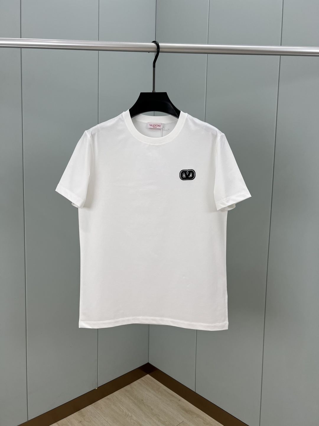 NO:421712,Valentino 25 spring and summer new VLOGO three-dimensional classic embroidered small-label short-sleeved T-shirt, using customized 80 double-strand mercerized cotton fabric; black and white S~XXXL (customized 4XL and 5XL), valentino, valentino, T-shirt, tees, t-shirt, alexander wang19860909Valention.华伦天奴 25春夏新品VLOGO立体经典刺绣小标短袖T恤,采用定制80支双股丝光棉面料；黑色 白色 S～XXXL（可定制4XL、5XL）,,valentino,valentino,T-shirt,tees，t-shirt,alexander wang,Men's clothing