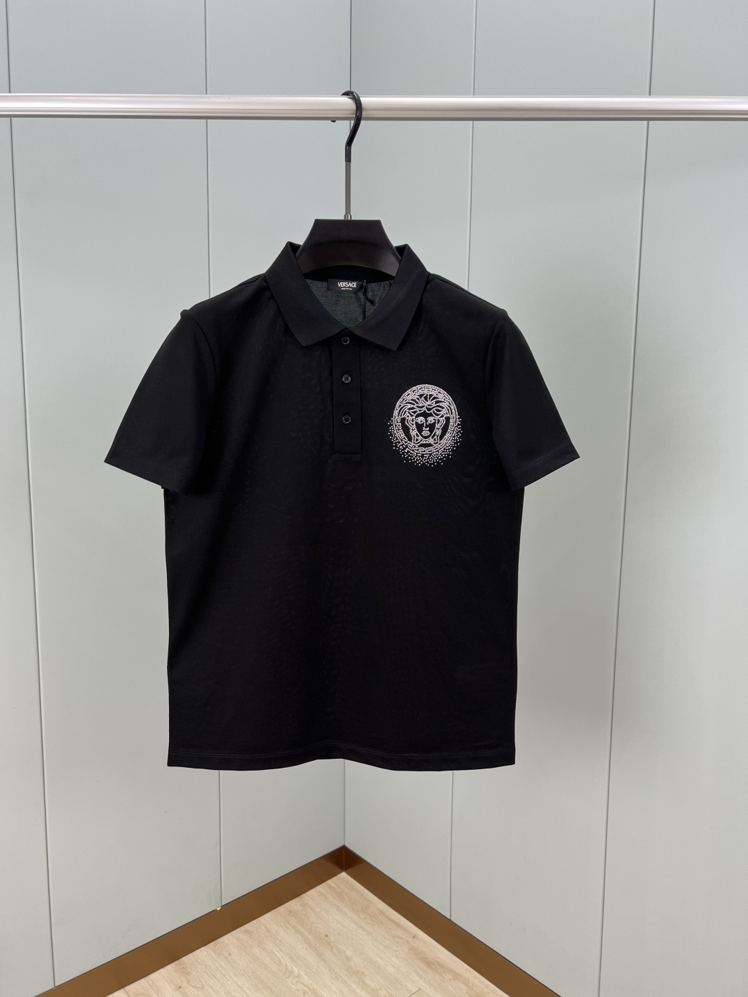 NO:429080,Versace 25 spring and summer new crystal Fading Medusa graphics Polo shirt, with three-button placket on the neckline and small Fading Medusa Logo crystal on the chest. Customized 60 double mercerized floor cotton fabric; black and white M~XXXL, versace, alexander wang19860909Versace 25春夏新品水晶Fading Medusa图形 Polo衫,领口饰有三扣门襟,胸前饰有Fading Medusa Logo小水晶.定制60支双丝光珠地棉面料；黑色 白色 M～XXXL,,versace,alexander wang,Men's clothing