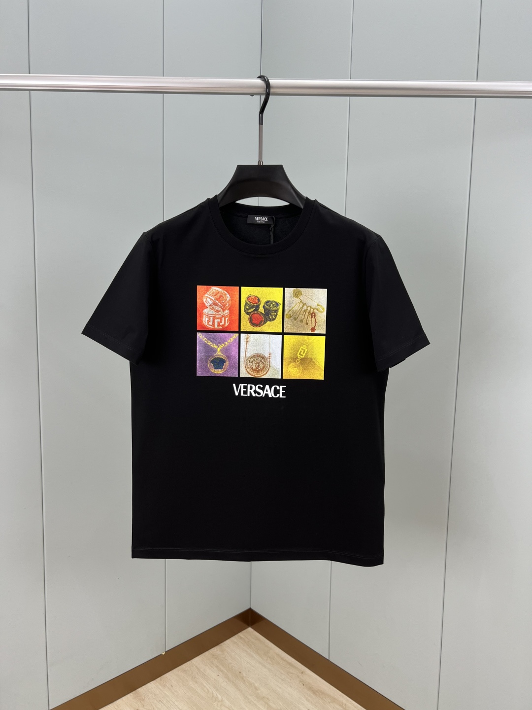 Versace 25夏季新品男士饰有Versace珠宝的多色流行图案数码印...