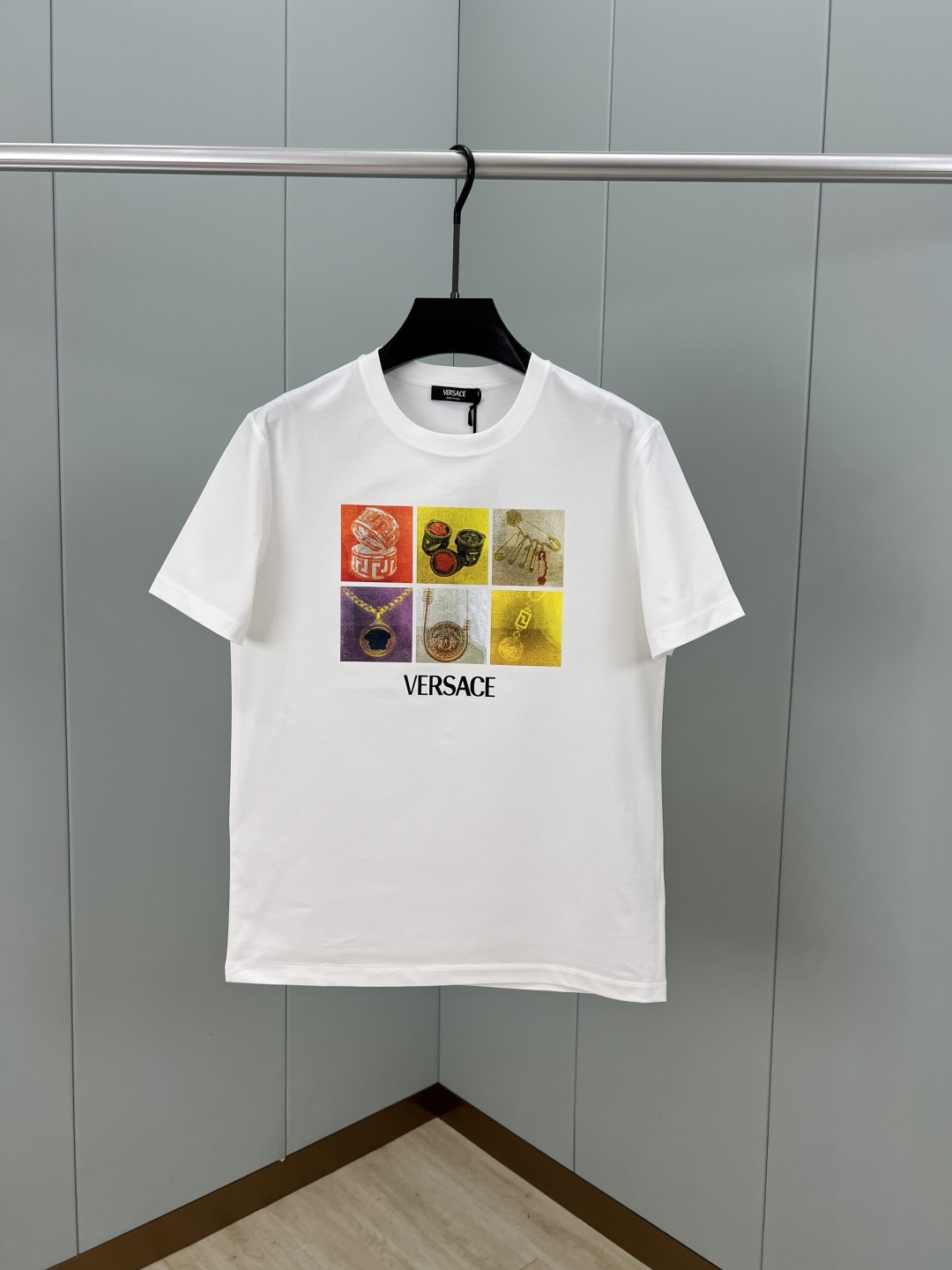 Versace 25夏季新品男士饰有Versace珠宝的多色流行图案数码印...